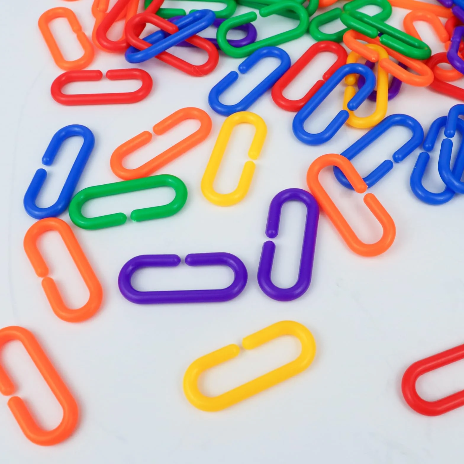 100 szt. plastikowy łańcuch dla ptaków, kolorowe klipsy C, plastikowy łańcuch dla ptaków, do huśtawki, wspinaczki, łańcuszka, papugi, ptaków, zabawka dla papugi, ptaków, (wielokolorowe)