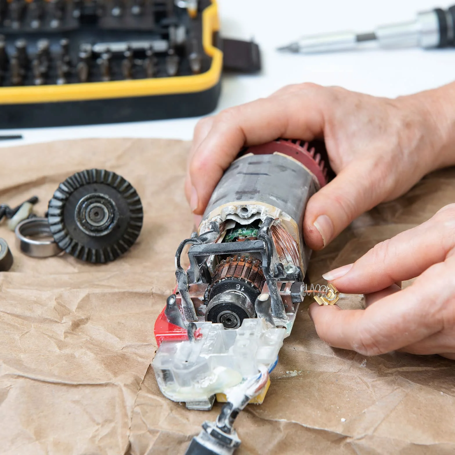 PATIKIL Szczotki węglowe 16 x 13 x 6 mm do silników elektrycznych elektronarzędzia szlifierka kątowa piła stołowa naprawa części zamiennych, 4 szt
