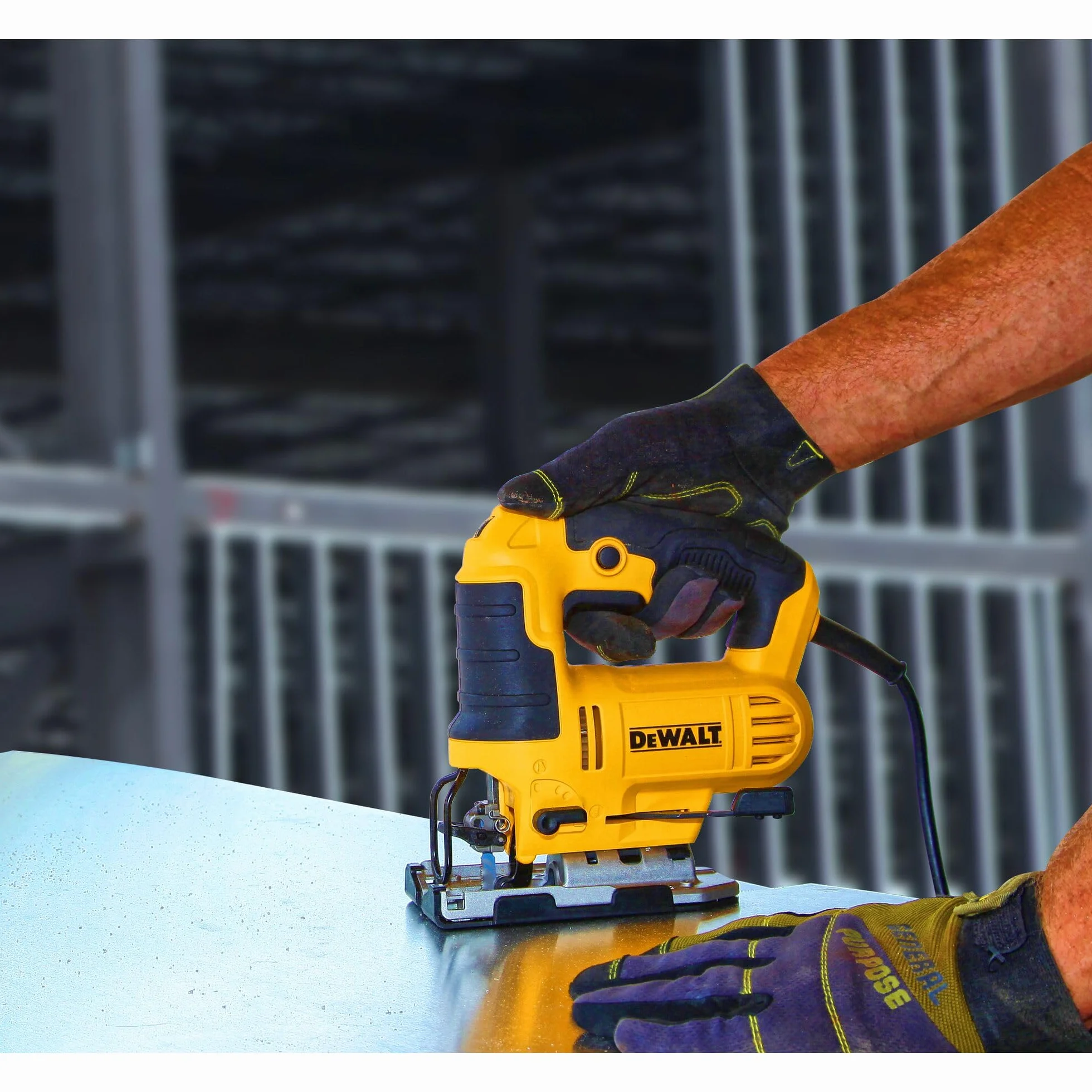 Dewalt Wyrzynarka wahadłowa 650 W DWE349 (3-krotny skok wahadłowy, z dmuchawą, wytrzymały aluminiowy but do piły, regulowany kąt nachylenia bez użycia narzędzi, w zestawie nakładka ochronna na but
