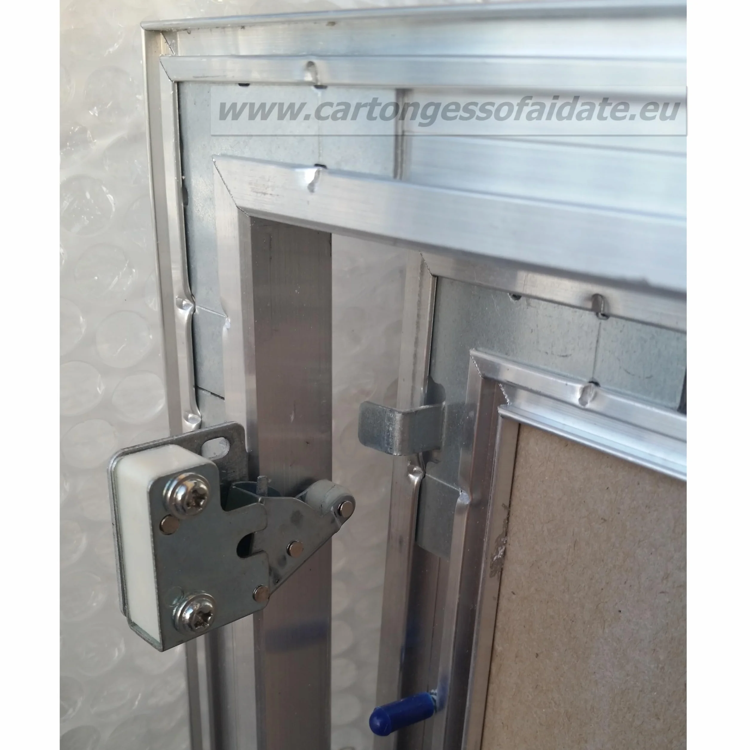 4 szt. Mechanizm otwierania push pull dla włazów inspekcyjnych - nowy model mini Latch L001C