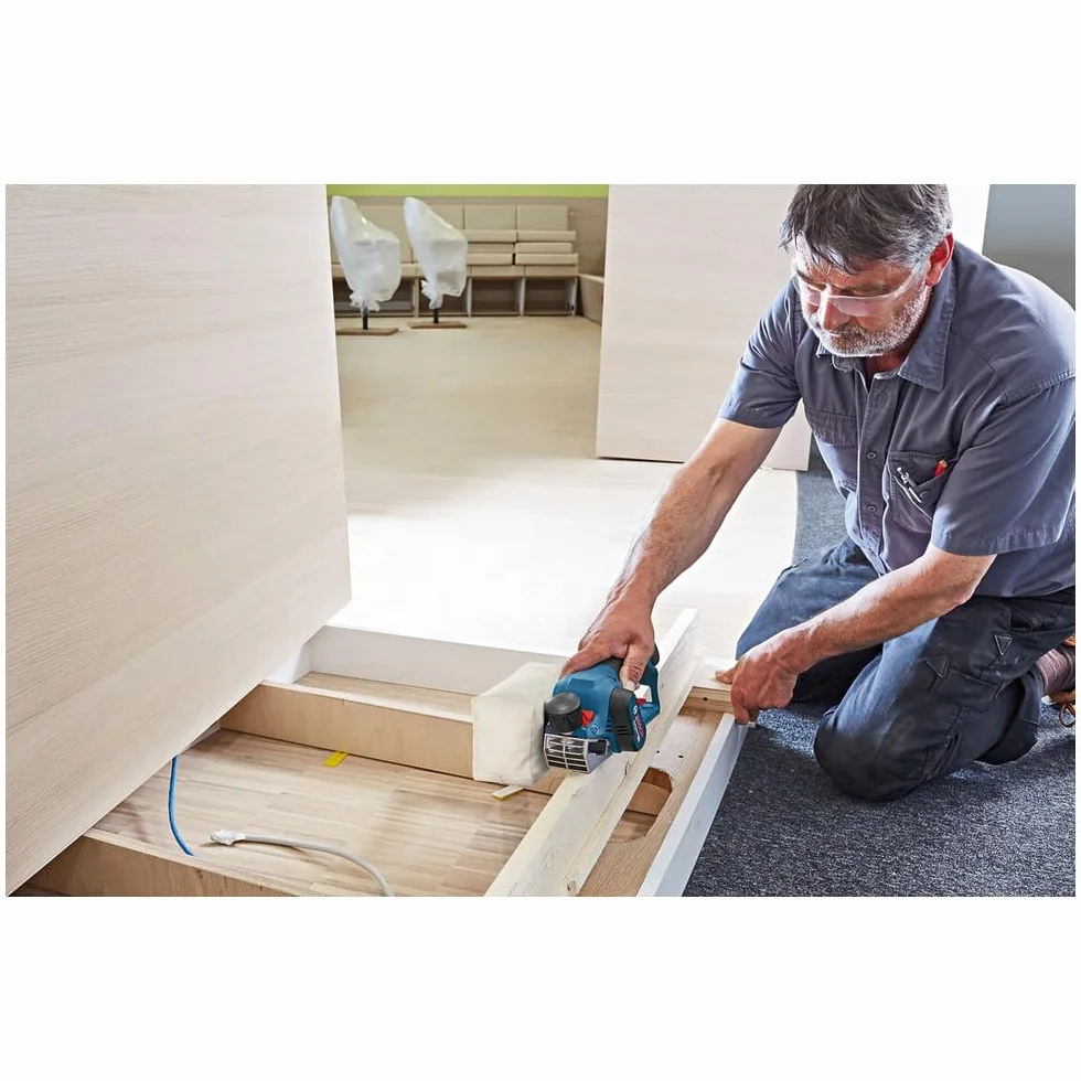 Bosch Professional system 12V: akumulatorowy strug GHO 12V-20 (maks. szerokość strugania: 56 mm, 2 akumulatory GBA 12V 3.0Ah + ładowarka, 2 noże, walizka L-BOXX)