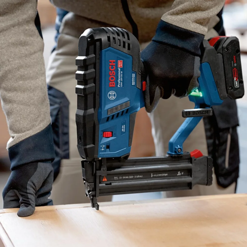 Bosch Professional 18 V System akumulatorowy gwoździarka do drewna GNH 18 V-50 M (wyzwalanie pojedyncze/kontaktowe, nadaje się do następujących gwoździ: 16-54 mm, 18 ga (1,2 mm) i kąt magazynka 0°,
