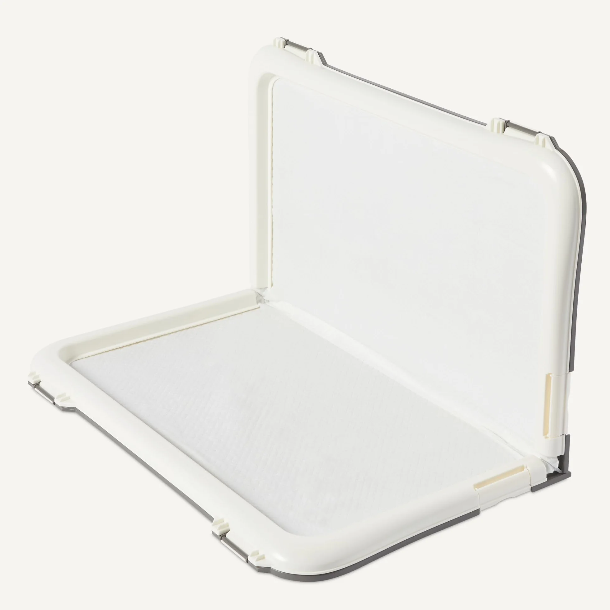Amazon Basics Uchwyt na matę treningową dla psa, z bezpiecznymi zamknięciami, bardzo gruby i antypoślizgowy, plastik z recyklingu, 71,1cm x 86,4cm, L, biały i antracytowy