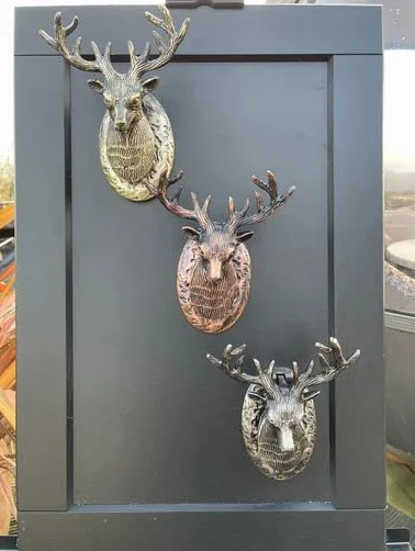 Kołatka do drzwi z jeleniem Highland (antyczny mosiądz)