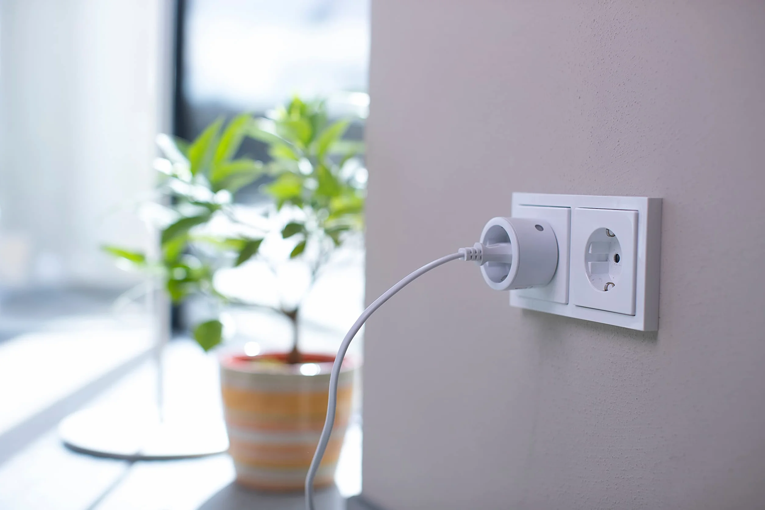 Brennenstuhl Comfort-Line gniazdko na pilota Mini 3+1, 3 inteligentne gniazdka (wewnetrzny, z nadajnikiem recznym i zwiekszona ochrona przed dotykiem) bialy