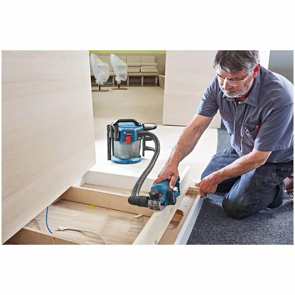 Bosch Professional system 12V: akumulatorowy strug GHO 12V-20 (maks. szerokość strugania: 56 mm, 2 akumulatory GBA 12V 3.0Ah + ładowarka, 2 noże, walizka L-BOXX)