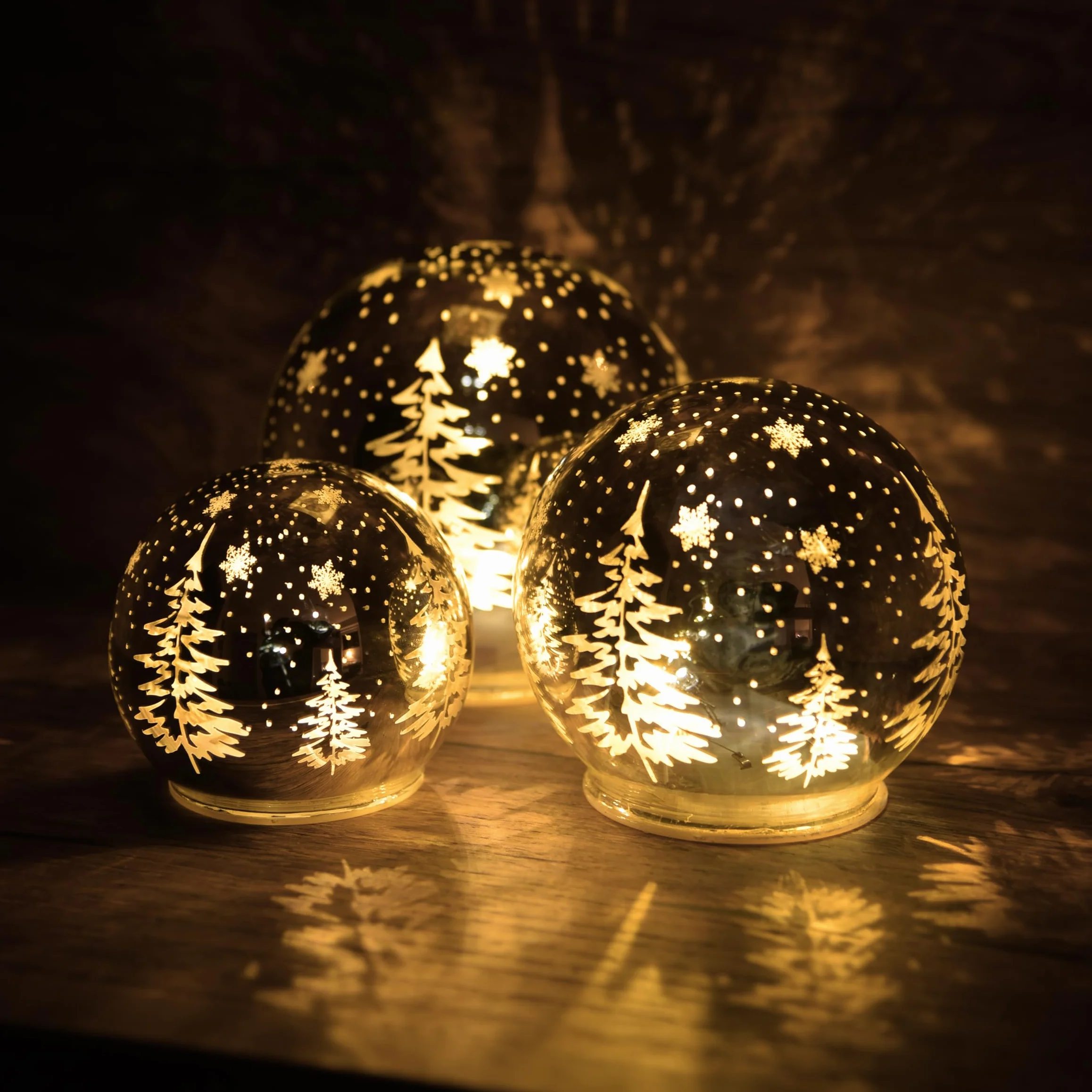 Zestaw 3 świątecznych ozdób LED w kształcie kul - średnica 10 do 15 cm - ciepłobiała iluminacja na stół - dekoracja okien i stołu na śnieg, las zimowy, zasilanie bateryjne