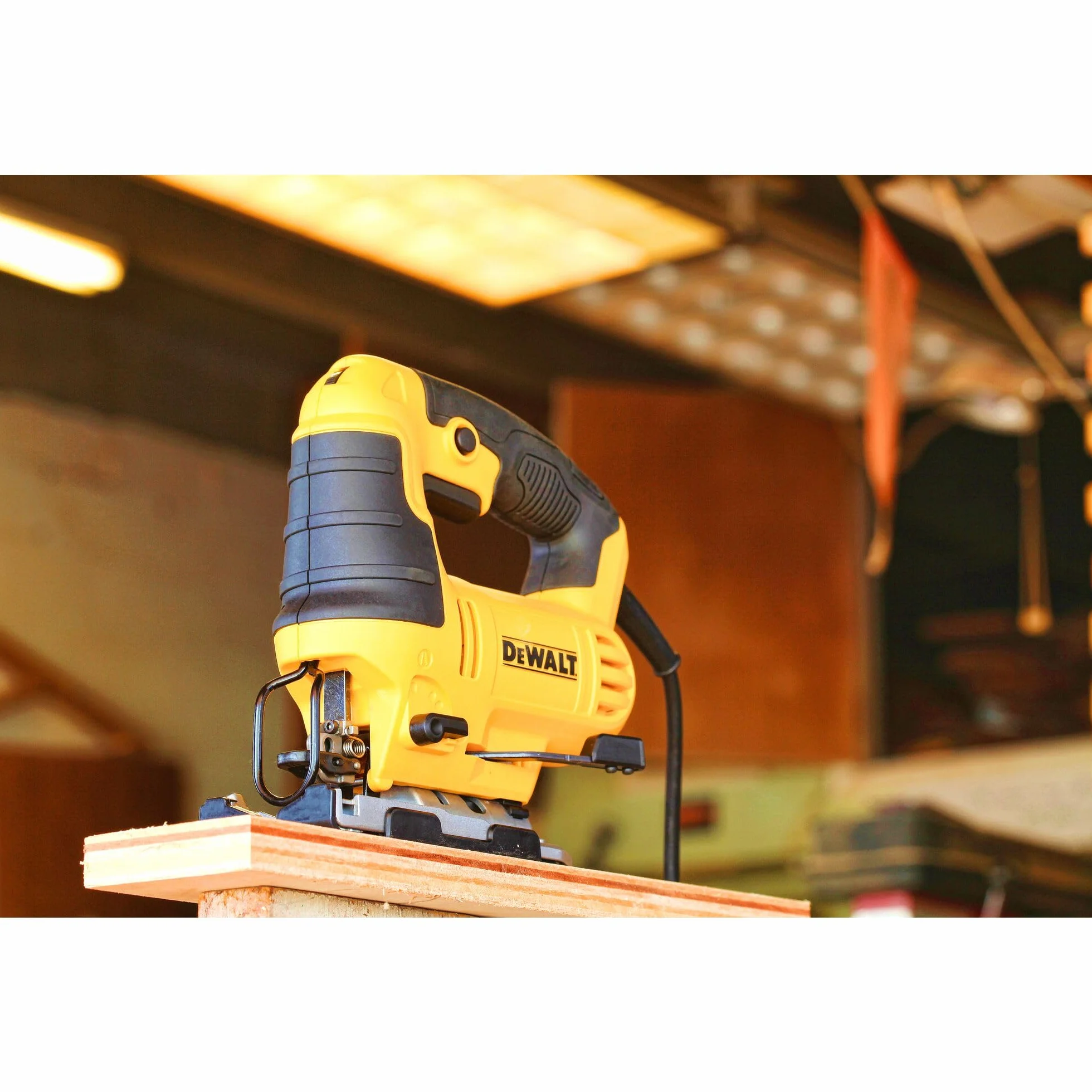 Dewalt Wyrzynarka wahadłowa 650 W DWE349 (3-krotny skok wahadłowy, z dmuchawą, wytrzymały aluminiowy but do piły, regulowany kąt nachylenia bez użycia narzędzi, w zestawie nakładka ochronna na but