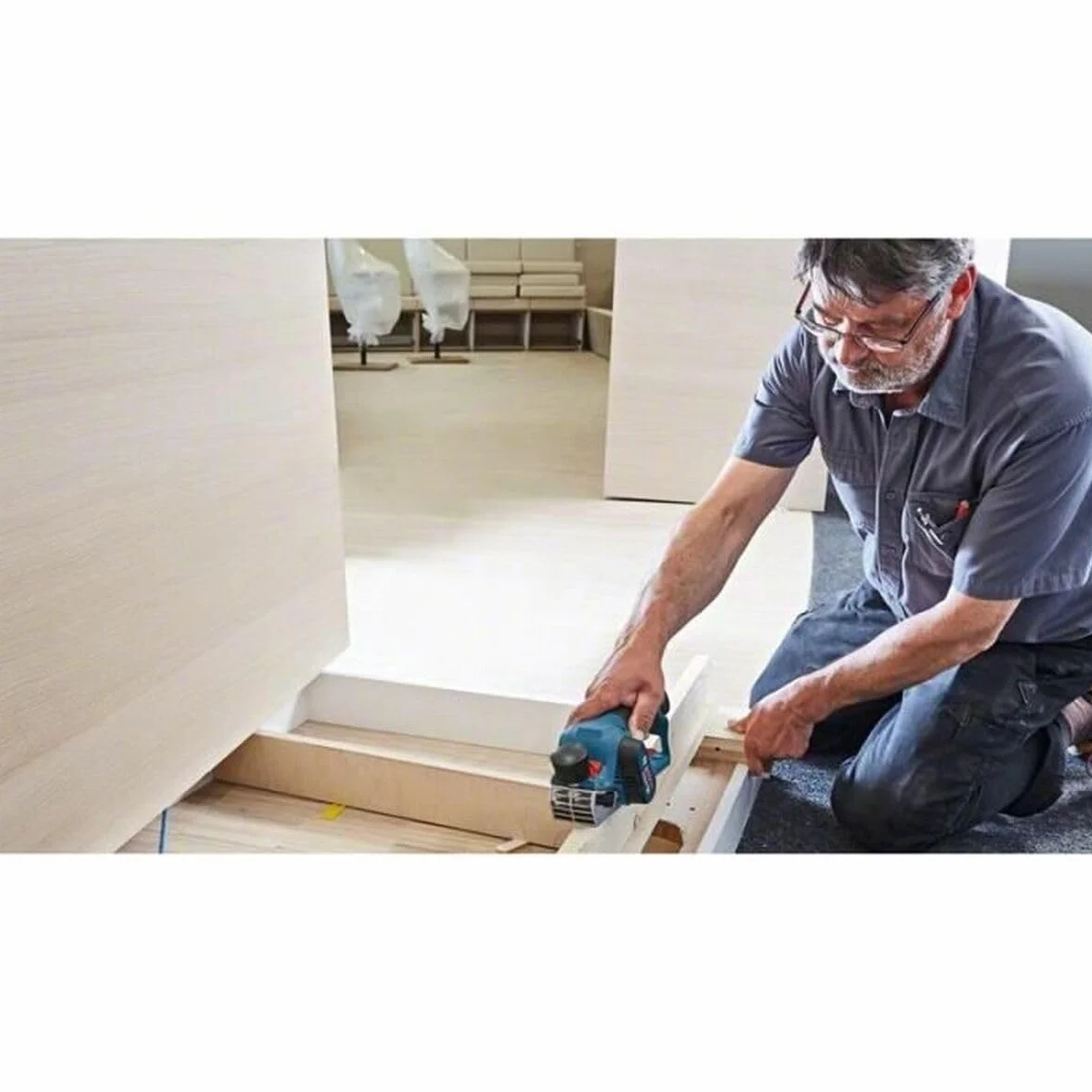 Bosch Professional system 12V: akumulatorowy strug GHO 12V-20, (maks. szerokość strugania 56 mm, 2 noże do struga 56 x 5,5 x 1,1 mm, walizka L-BOXX)
