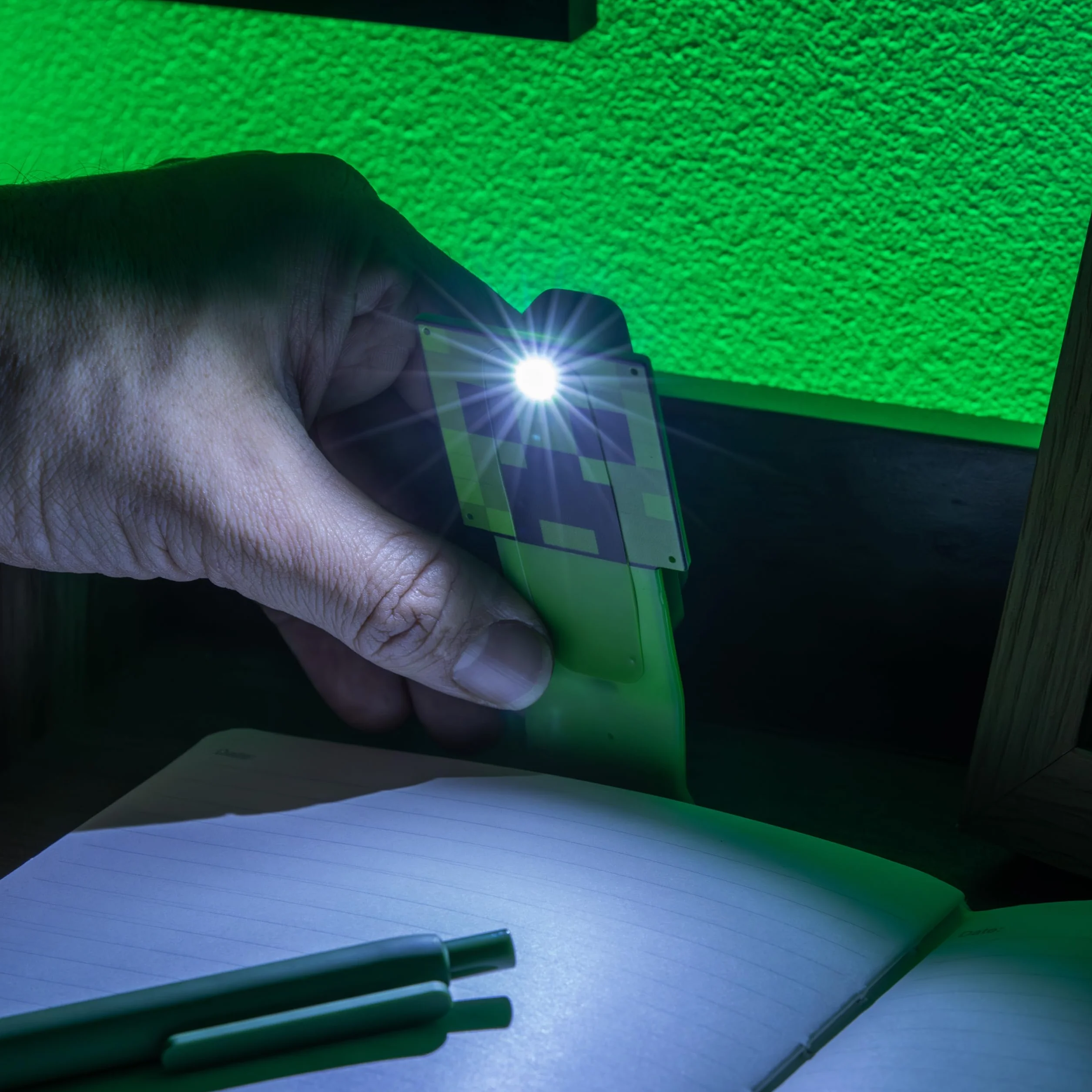Paladone Minecraft Creeper Clip-On LED lampka do czytania i zakładka, oficjalnie licencjonowane prezenty dla graczy, akcesoria do książek, dla fanów popkultury, dzieci, nastolatków, dorosłych, mini