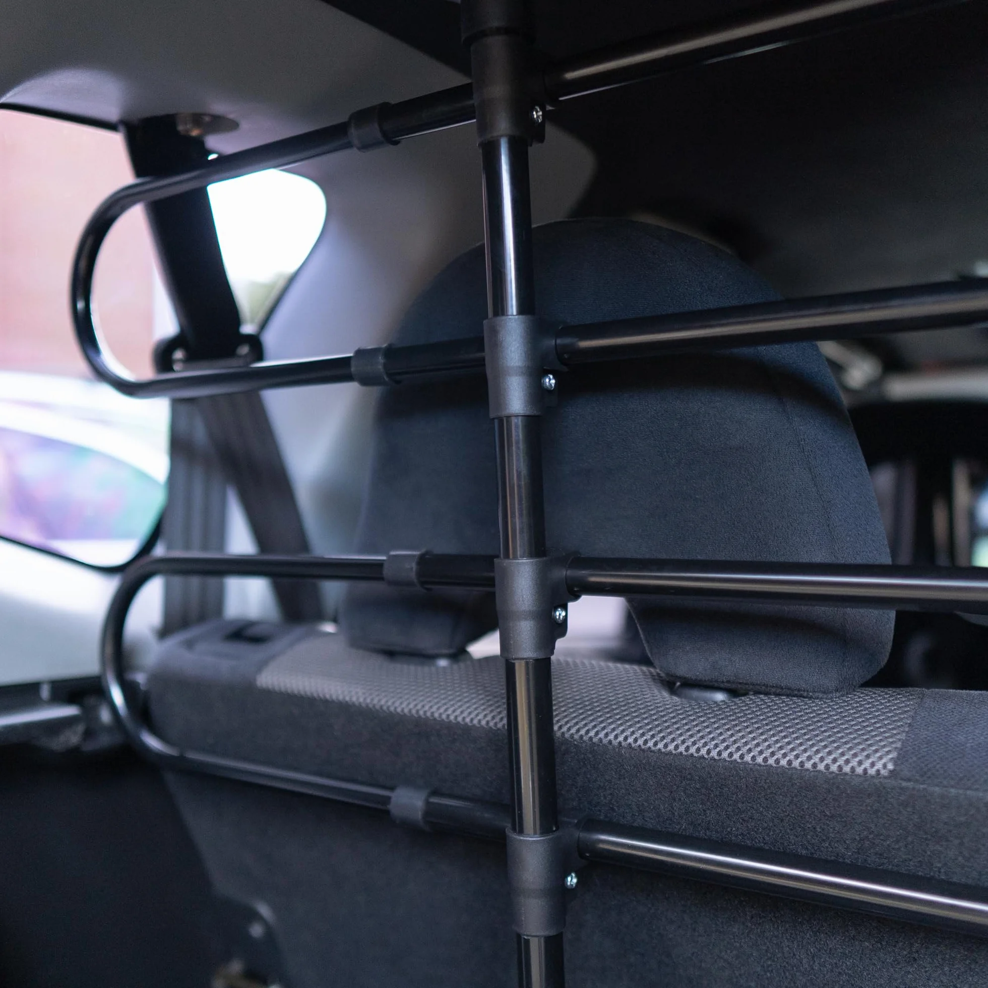 Sakura Uniwersalna kratka ochronna dla psów do samochodów osobowych SS5260 – łatwa w montażu w modelach hatchback, SUV, kombi, MPV – bez użycia narzędzi regulowana wysokość i szerokość