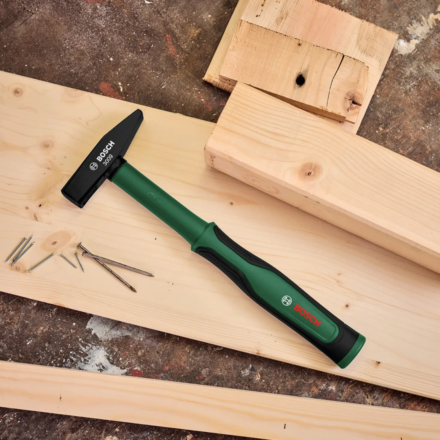 Bosch Młotek inżynierski 300 g (komfortowy trzonek z miękką okładziną Softgrip i rdzeniem z włókna szklanego, wytrzymała stal wysokowęglowa, płynność i siła uderzeń, niski poziom drgań)
