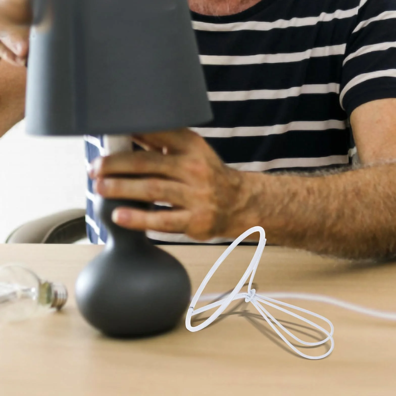 Toyvian 2 Szt. Metalowy Uchwyt Abażura Klips Do Lampy Stołowej i Podłogowej Adapter Do Żarówek Stabilny i Łatwy Montaż Akcesoria Oświetleniowe DIY i Stojących