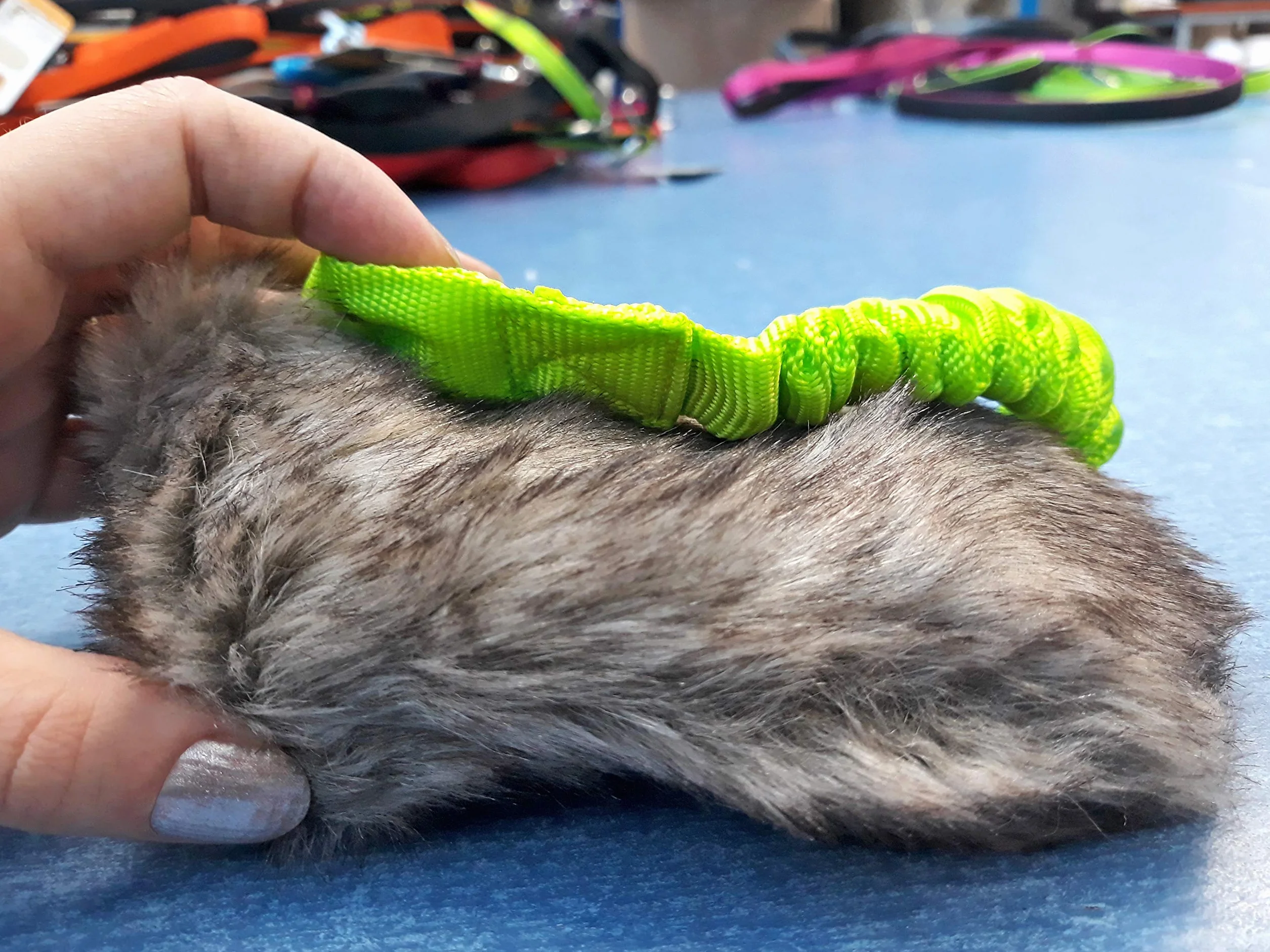 DINGO Zabawka dla psa ze sztucznego futerka na rączce bungee, szarpak z piszczałką 55 cm Zielony