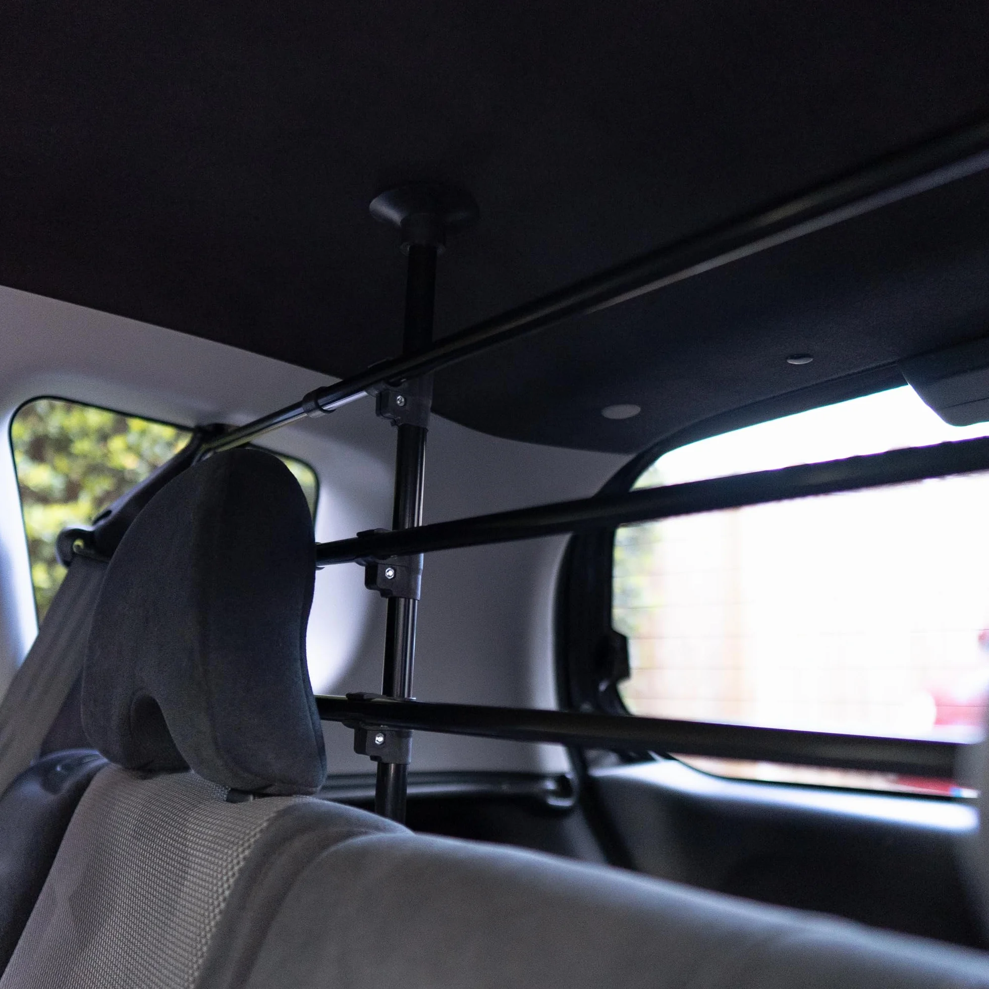 Sakura Uniwersalna kratka ochronna dla psów do samochodów osobowych SS5260 – łatwa w montażu w modelach hatchback, SUV, kombi, MPV – bez użycia narzędzi regulowana wysokość i szerokość
