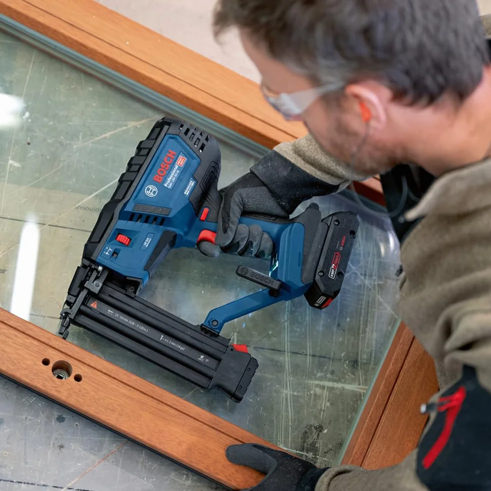 Bosch Professional 18 V System akumulatorowy gwoździarka do drewna GNH 18 V-50 M (wyzwalanie pojedyncze/kontaktowe, nadaje się do następujących gwoździ: 16-54 mm, 18 ga (1,2 mm) i kąt magazynka 0°,