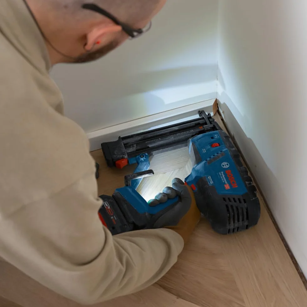Bosch Professional 18 V System akumulatorowy gwoździarka do drewna GNH 18 V-50 M (wyzwalanie pojedyncze/kontaktowe, nadaje się do następujących gwoździ: 16-54 mm, 18 ga (1,2 mm) i kąt magazynka 0°,