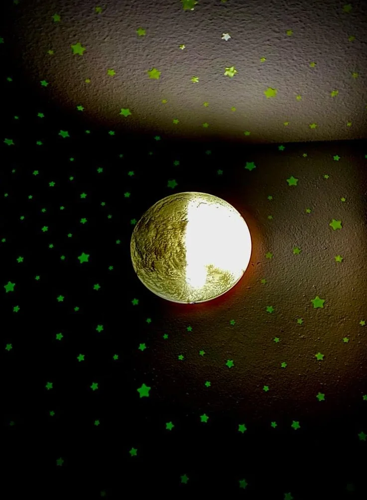 Basic Fun Moon In My Room, Uncle Milton, 18025, lampka nocna dla dzieci, cykl z 12 ustawieniami księżyca, dekoracja pokoju dziecięcego, zdalnie sterowane, miętowa lampa księżycowa dla dzieci, szara