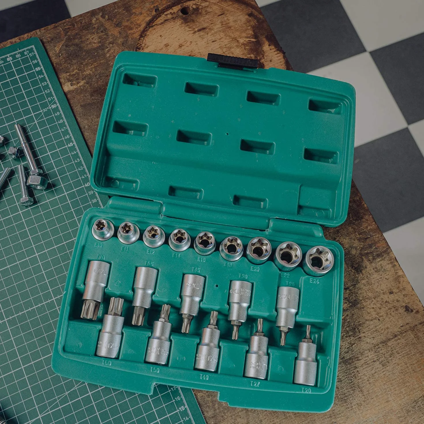 19-częściowy zestaw kluczy nasadowych i bitów Torx ze złączem 1/2" | WIESEMANN 80195 | stop stali chromowo-wanadowej | do wewnętrznych i zewnętrznych śrub Torx, specjalny | walizka transportowa