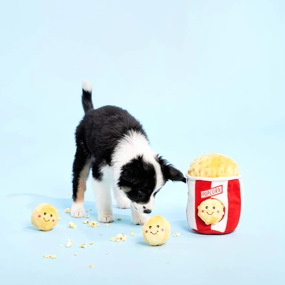 ZippyPaws - Food Buddies Burrow, interaktywna piszcząca pluszowa zabawka dla psa w chowanego - wiadro na popcorn