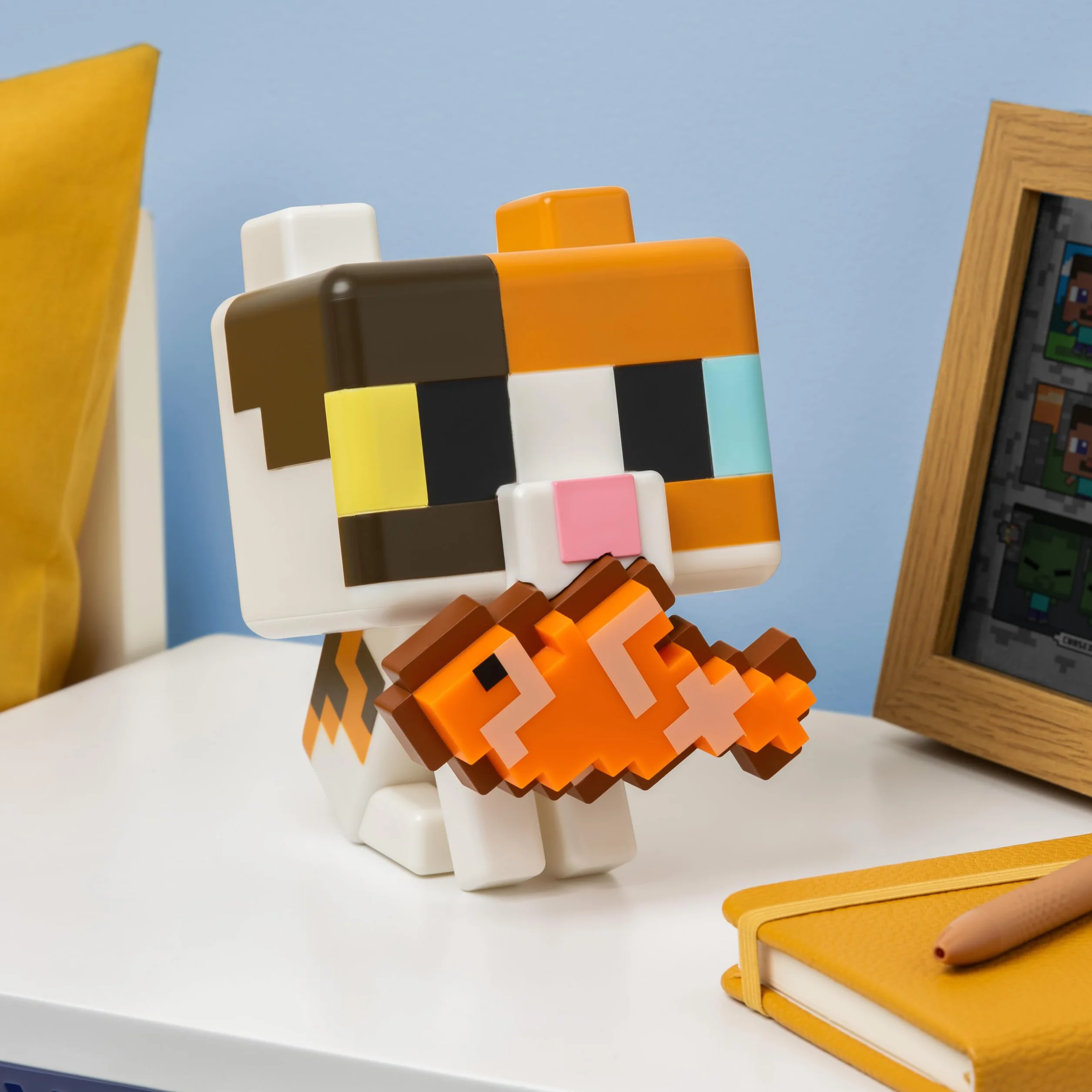 Paladone Minecraft Cat GloBuddies Light, lampa typu tap-to-on, 15 cm, z podświetlaną rybą, zasilana baterią AA, oficjalna licencja