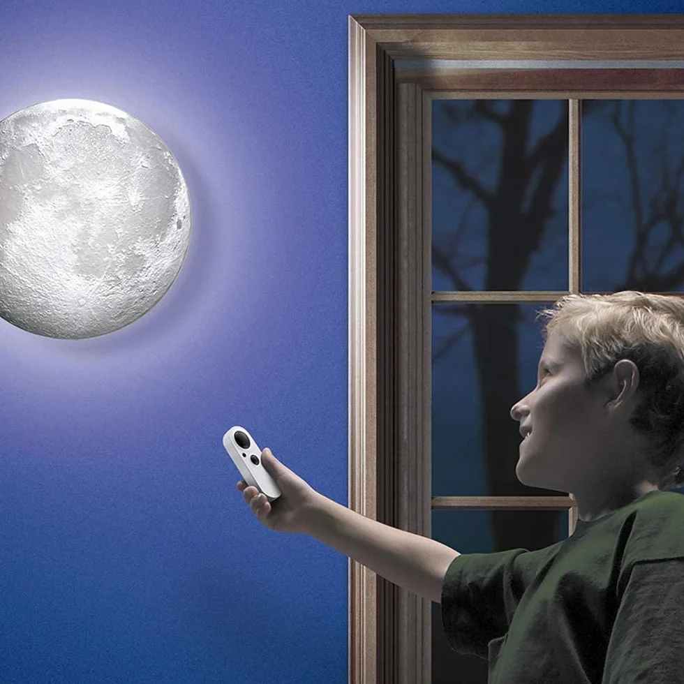 Basic Fun Moon In My Room, Uncle Milton, 18025, lampka nocna dla dzieci, cykl z 12 ustawieniami księżyca, dekoracja pokoju dziecięcego, zdalnie sterowane, miętowa lampa księżycowa dla dzieci, szara