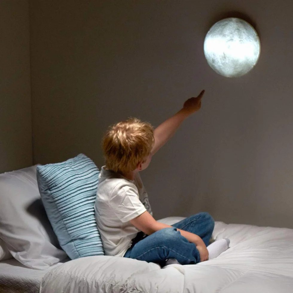 Basic Fun Moon In My Room, Uncle Milton, 18025, lampka nocna dla dzieci, cykl z 12 ustawieniami księżyca, dekoracja pokoju dziecięcego, zdalnie sterowane, miętowa lampa księżycowa dla dzieci, szara