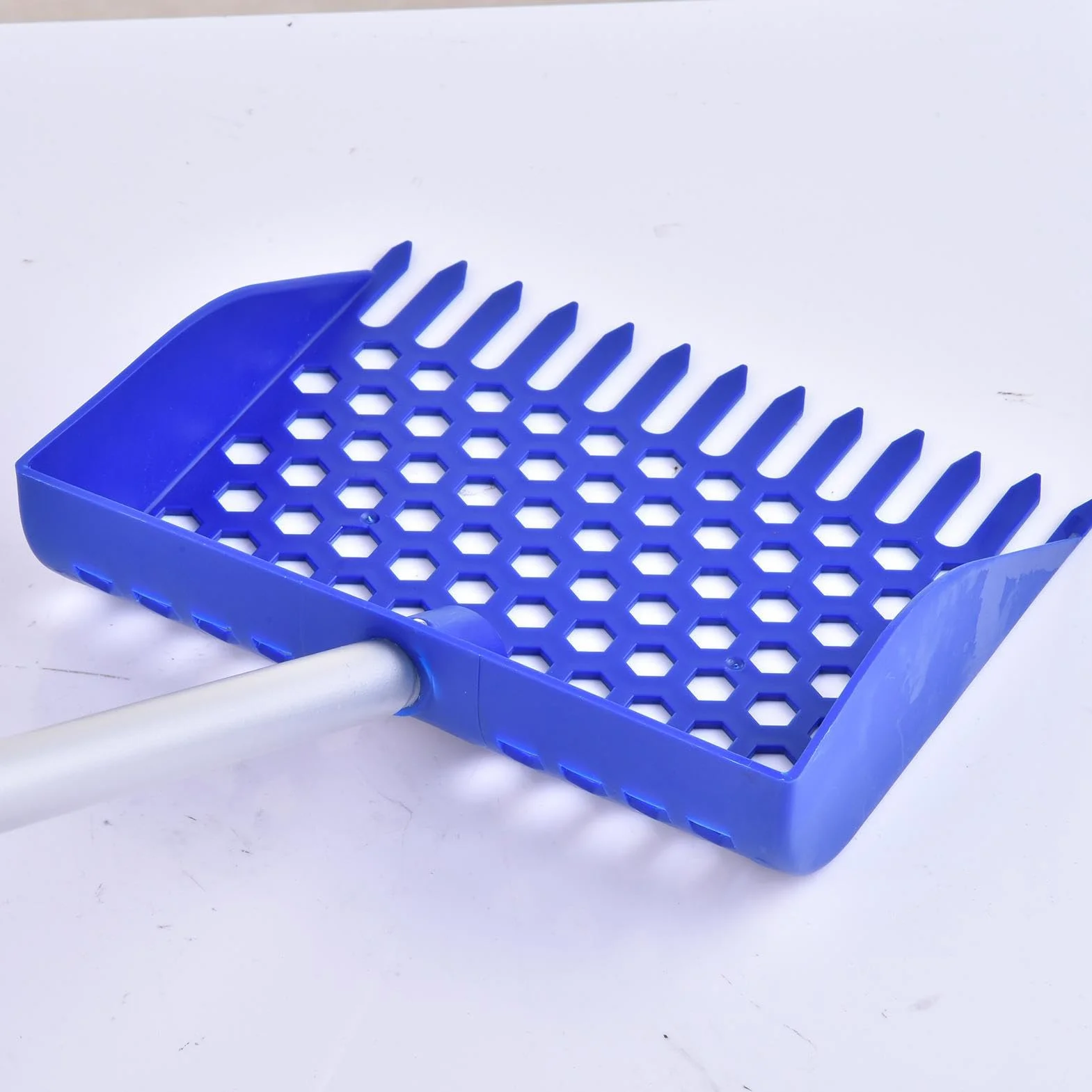 Chicken Coop Scooper, Rake and Scoop Tool with Long Handle 9.65x8.66x2.36 inches, Detachable Shovel for Poultry, Stall, Farm Animal Litter Cleaning, Sand Sifting, Easy Coop Maintenance