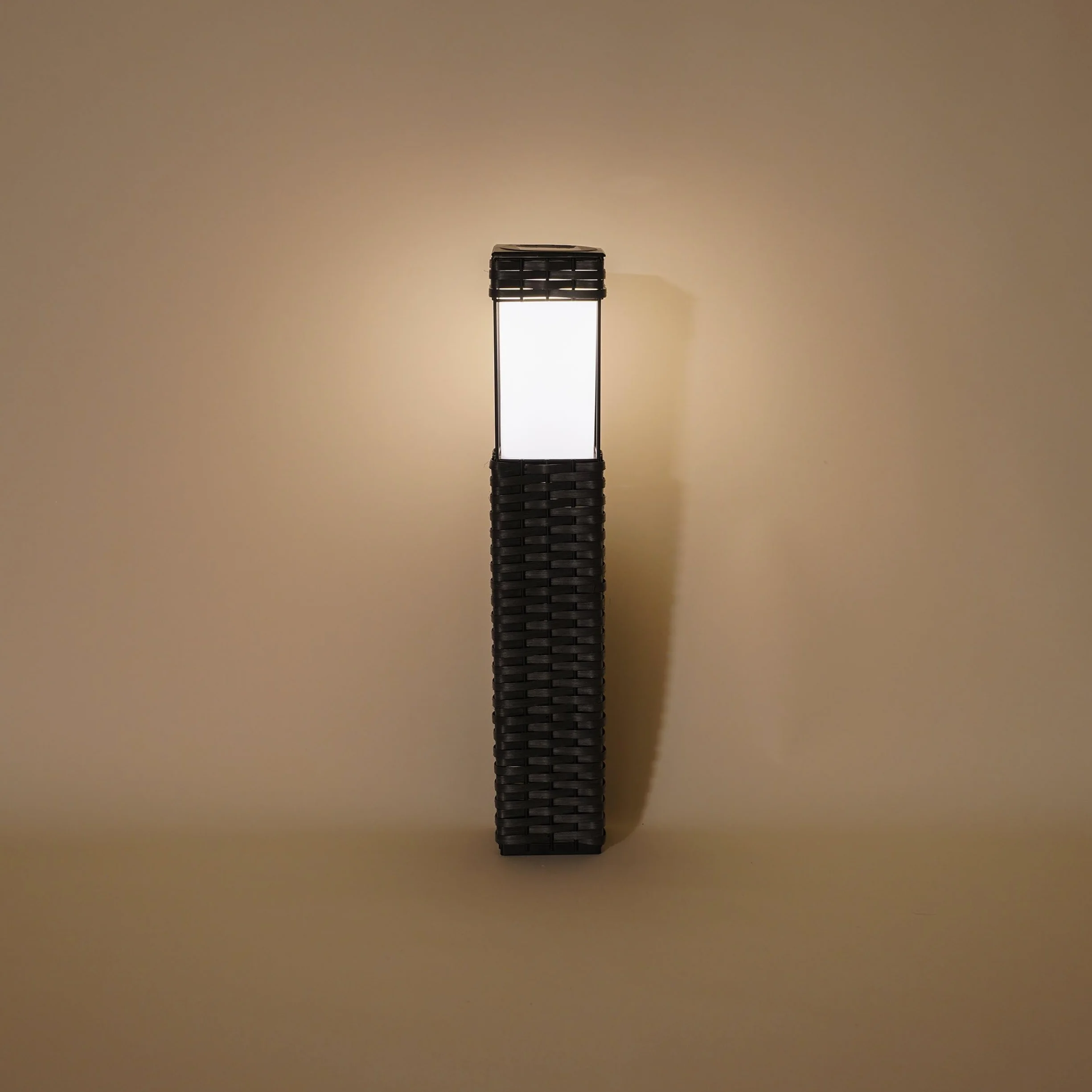 Esotec 102073 solarna lampa stojąca, plecionka rattanowa, LED, akumulator, równomierny rozkład światła, lampa ogrodowa, latarnia solarna, oświetlenie ścieżki, lampy solarne, odporne na warunki