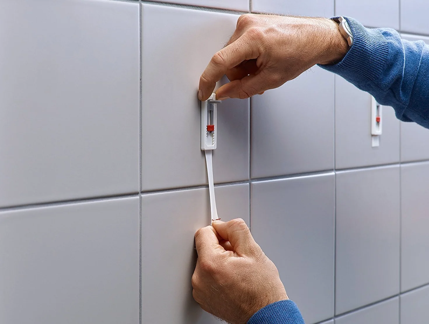tesa® Regulowana samoprzylepna śruba do płytek i metalu, zdejmowana bez pozostawiania śladów