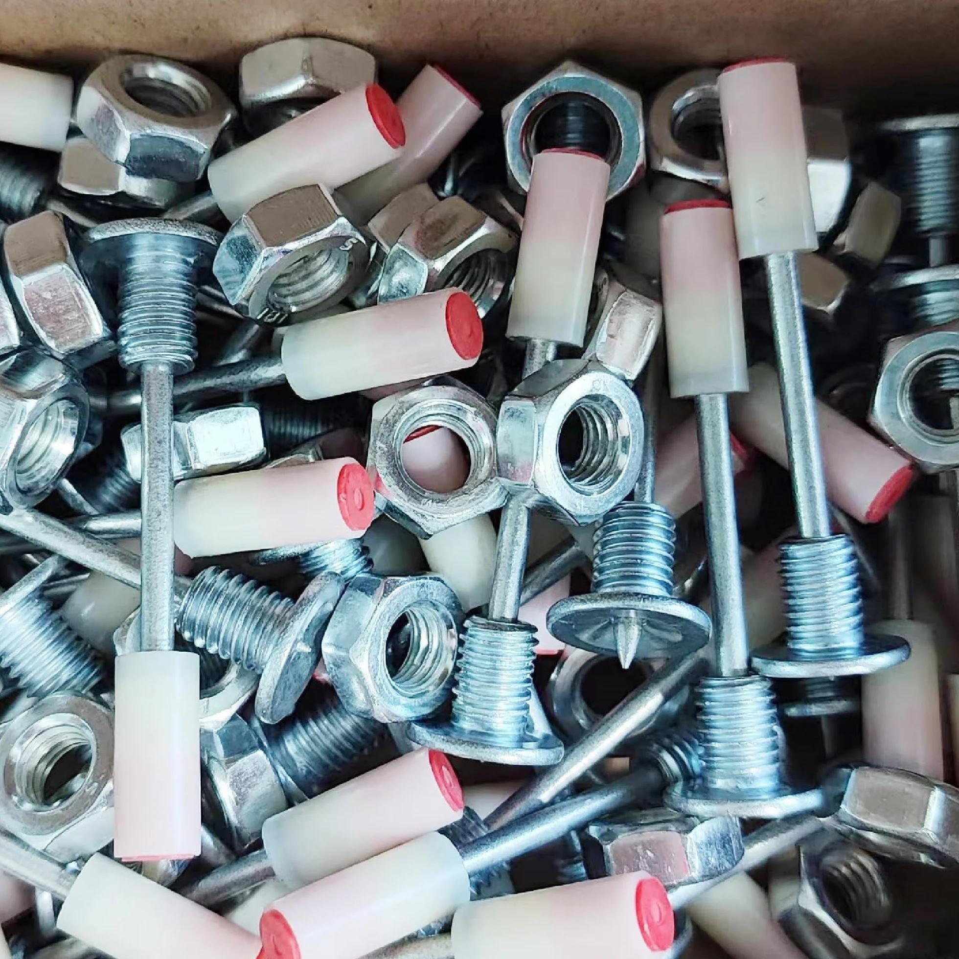 100 sztuk gwoździ do pistoletu gwoździowego, gwoździe z gwintem, zawiera 100 nakrętek M8, średnica 7,3 mm, do stali i betonu, pistolet gwoździowy, gwoździe do ścian betonowych, gwoździe do papy
