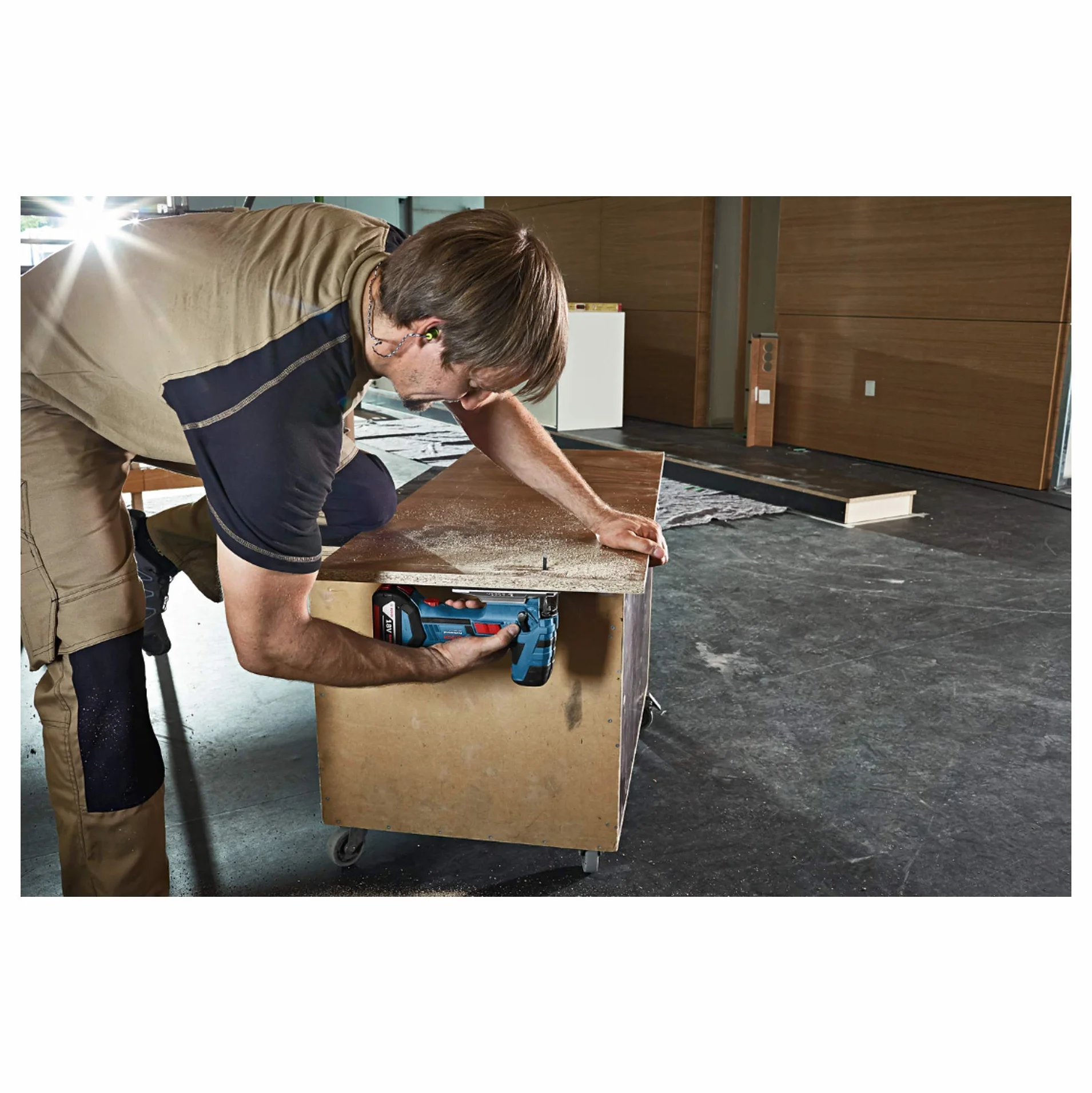 Bosch Professional system 18V: akumulatorowa wyrzynarka GST 18V-LI S (3 brzeszczoty do wyrzynarek, osłona przeciwodpryskowa, walizka L-BOXX)