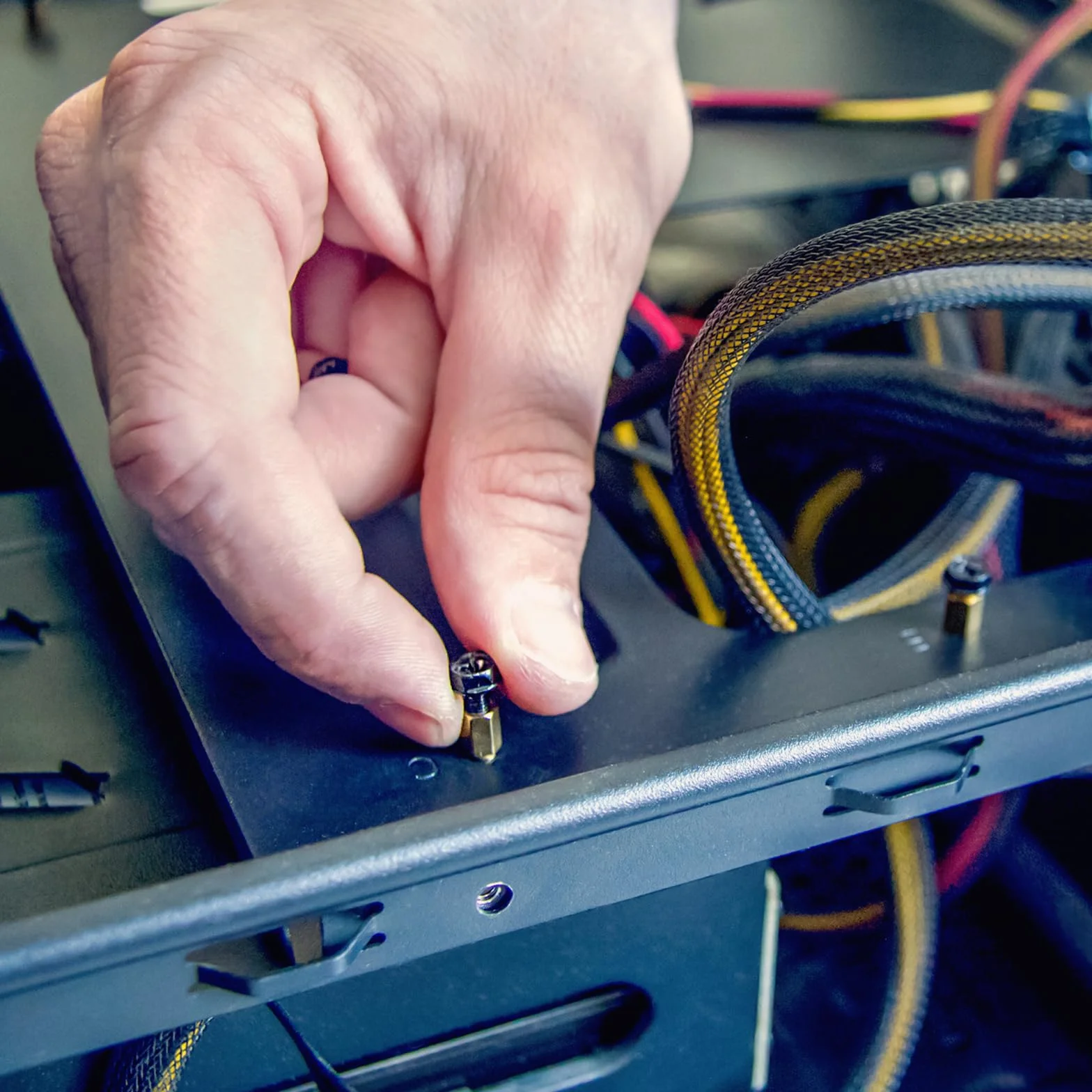 YOKIVE 30 szt. śrub dystansowych M2, nylonowe sześciokątne elementy PCB z wysokim efektem izolacji, utrzymują stabilność wysokości, idealne do płyty głównej (czarne, 5 mm + 6 mm)