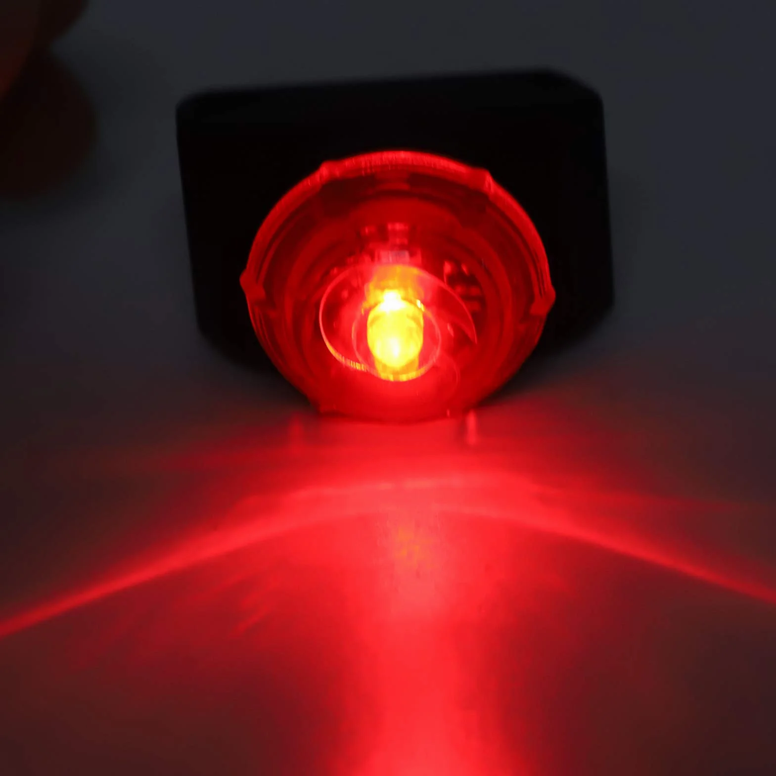 Pssopp Wisiorek LED zapobiegający utracie światła dla zwierząt wodoodporny wisiorek LED lampka nocna dla zwierząt domowych lampa bezpieczeństwa dla psów obroże z klipsem dla psa
