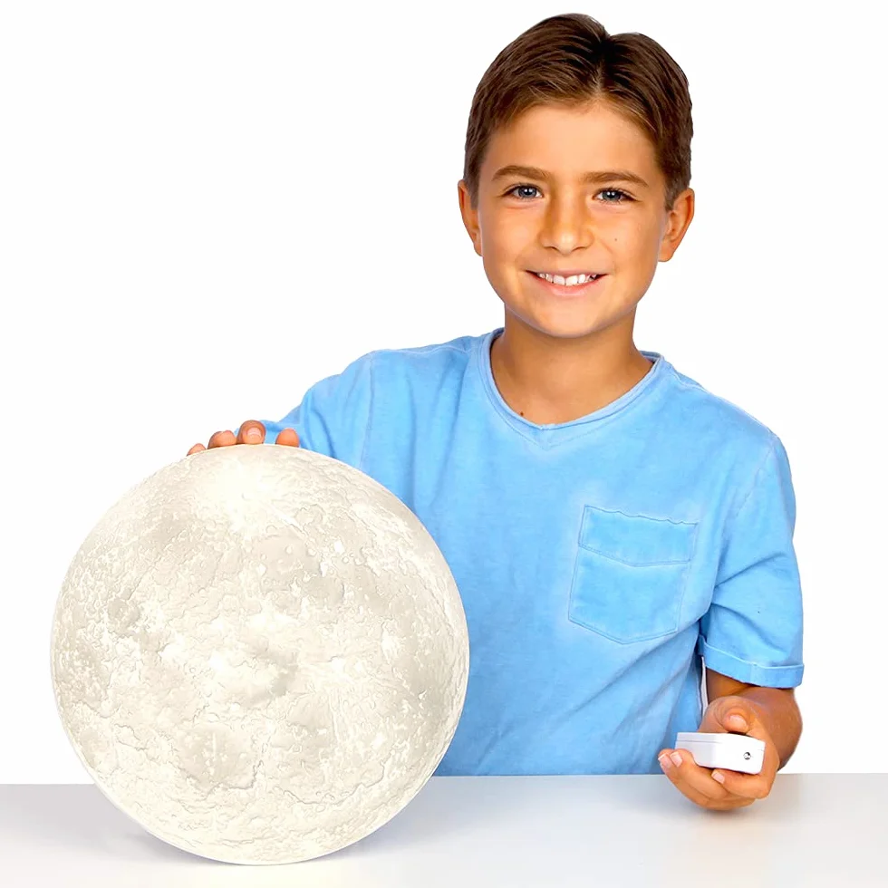 Basic Fun Moon In My Room, Uncle Milton, 18025, lampka nocna dla dzieci, cykl z 12 ustawieniami księżyca, dekoracja pokoju dziecięcego, zdalnie sterowane, miętowa lampa księżycowa dla dzieci, szara