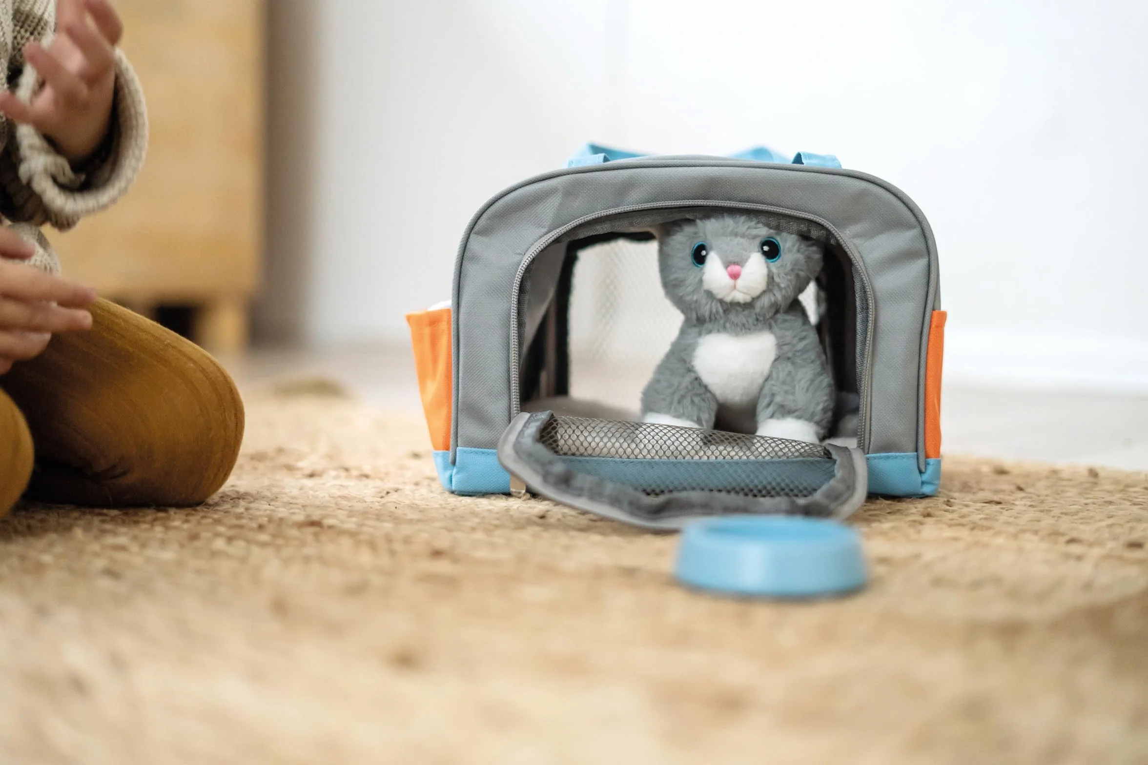 Pluszowy Kotek z zestawem do pielęgnacji i Torbą transportową Small Foot