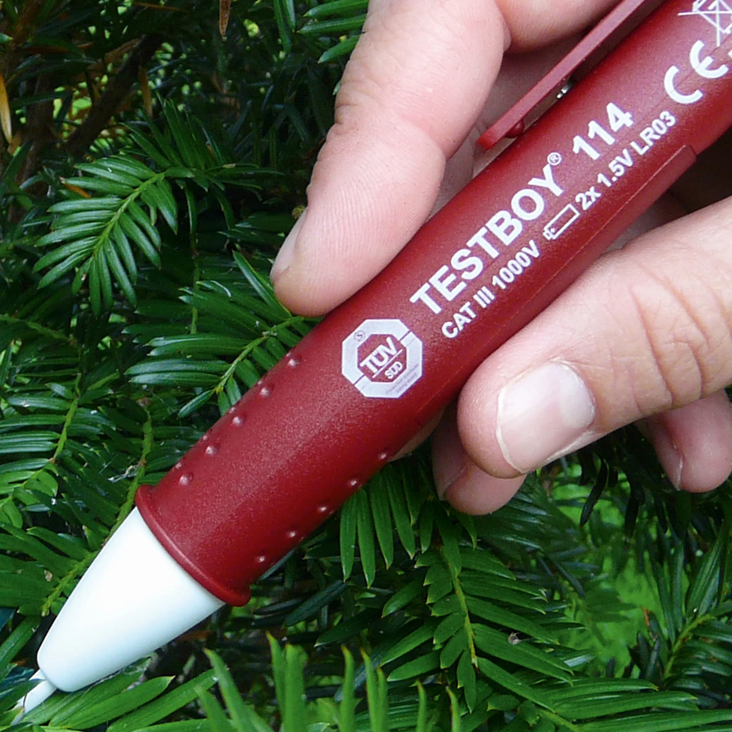 Bezdotykowy tester napięcia Testboy 114 od 12 V AC z wyświetlaczem optycznym i wibracyjnym (wykrywacz napięcia, wbudowana latarka LED, CAT III 1000 V, obudowa z tworzywa ABS), czerwony
