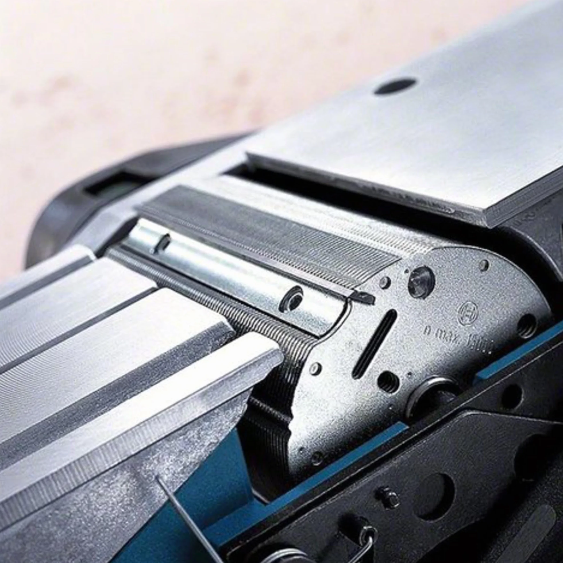 Bosch Professional: strug GHO 40-82 C (850 W, ogranicznik głębokości wręgowania, prowadnica równoległa, worek na pył, dodatkowy nóż, walizka)