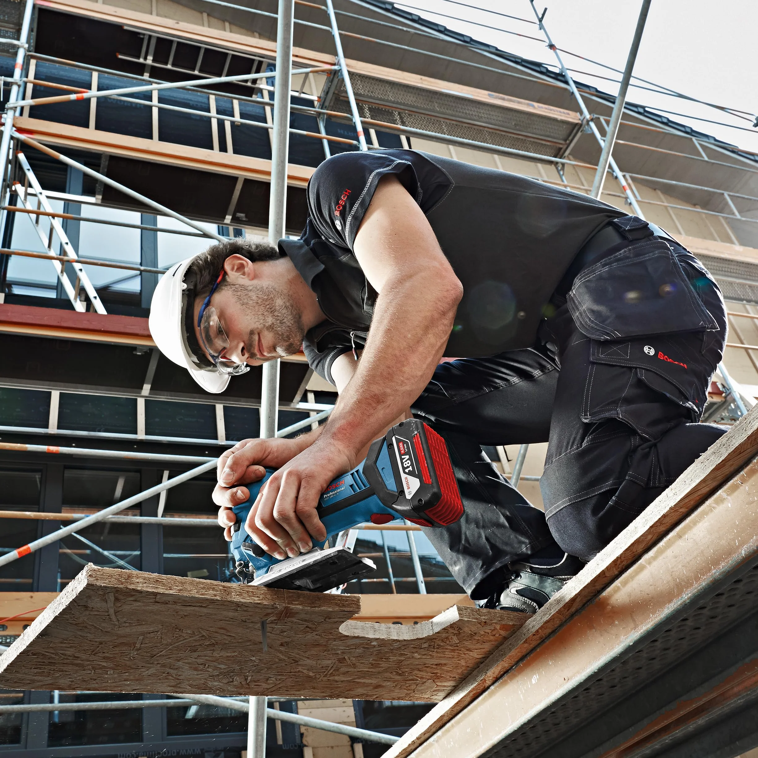 Bosch Professional system 18V: akumulatorowa wyrzynarka GST 18V-LI S (3 brzeszczoty do wyrzynarek, osłona przeciwodpryskowa, walizka L-BOXX)