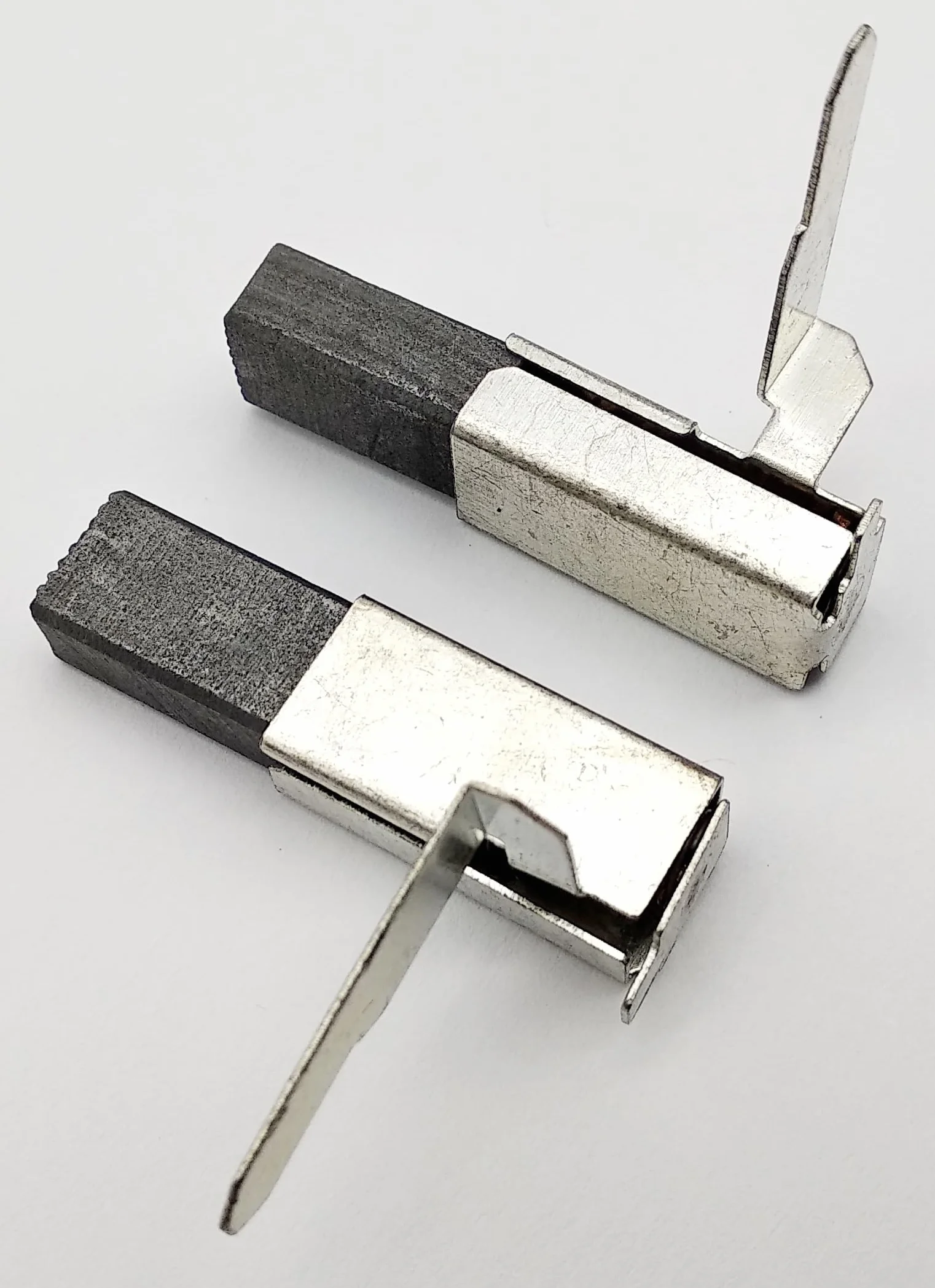 1 para szczotek węglowych do Black & Decker LC,CS 30,35,D40,GK 30,31,35,40,43,425,430,1200,1300,GW 200,225,250,LS 1500,MC1B, MC2B, MC3B, MC3B, MC3B, MC1 4B, 4B ok. : 6,5 x 9,5 x 17,5 mm