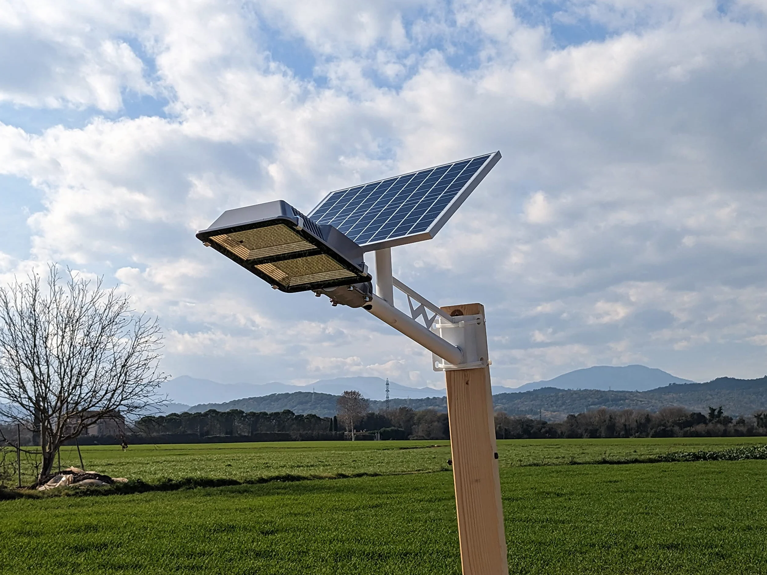 Lampa słoneczna 100W, reflektor LED, regulowany panel słoneczny, pilot zdalnego sterowania, czujnik ruchu