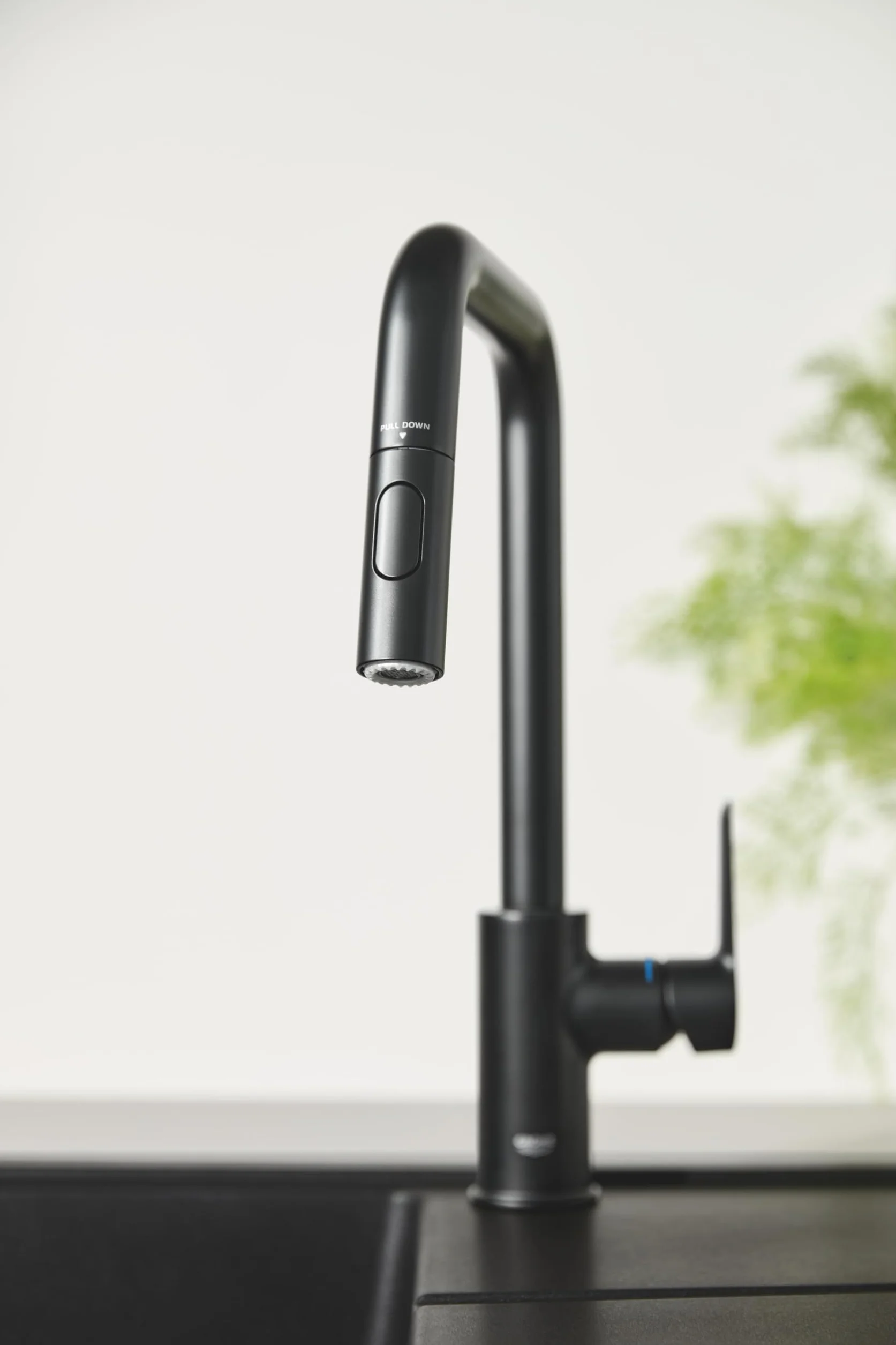 GROHE Start QuickFix – wyciągana bateria kuchenna z podwójnym natryskiem (wysoka wylewka U, obszar obrotu 360°, wkład ceramiczny 28 mm, ogony 3/8 cala), łatwy montaż dzięki GROHE QuickMount, czarny
