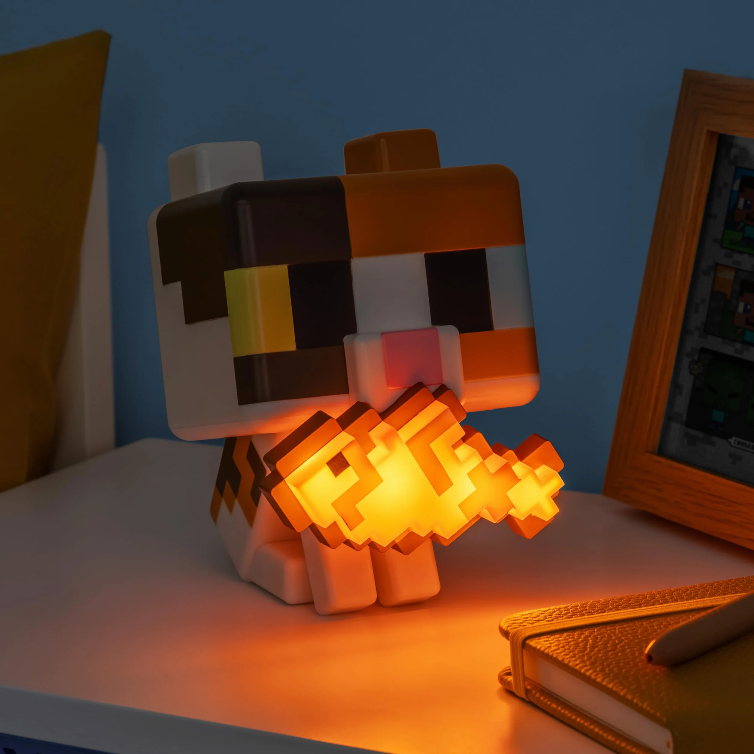 Paladone Minecraft Cat GloBuddies Light, lampa typu tap-to-on, 15 cm, z podświetlaną rybą, zasilana baterią AA, oficjalna licencja