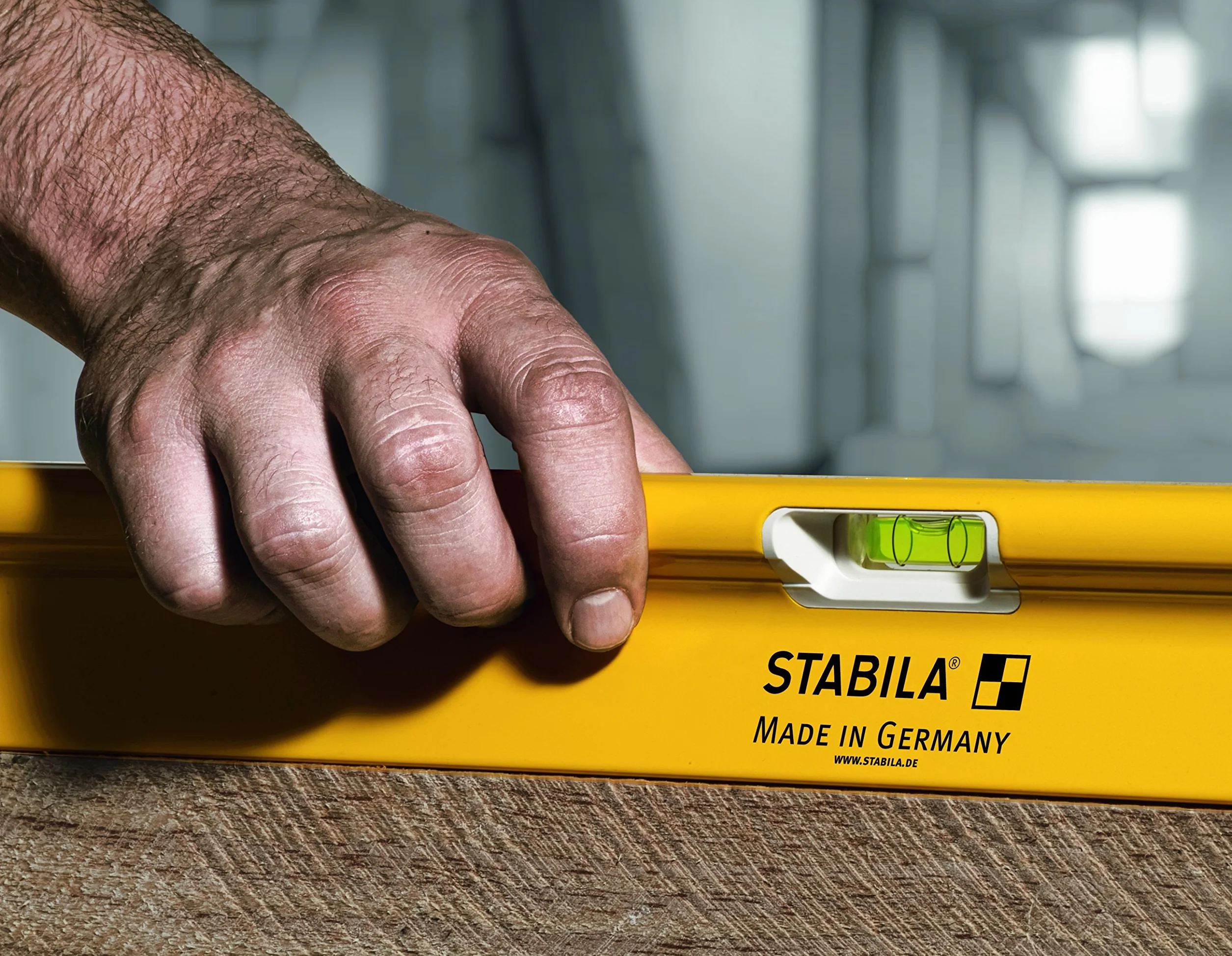 STABILA Poziomica typu R 300, 81 cm, odporny na skręcanie profil aluminiowy-R, 1 libela pozioma, 2 libele pionowe, tłumiące uderzenia, zintegrowane stopery antypoślizgowe, wyprodukowano w Niemczech, żółta