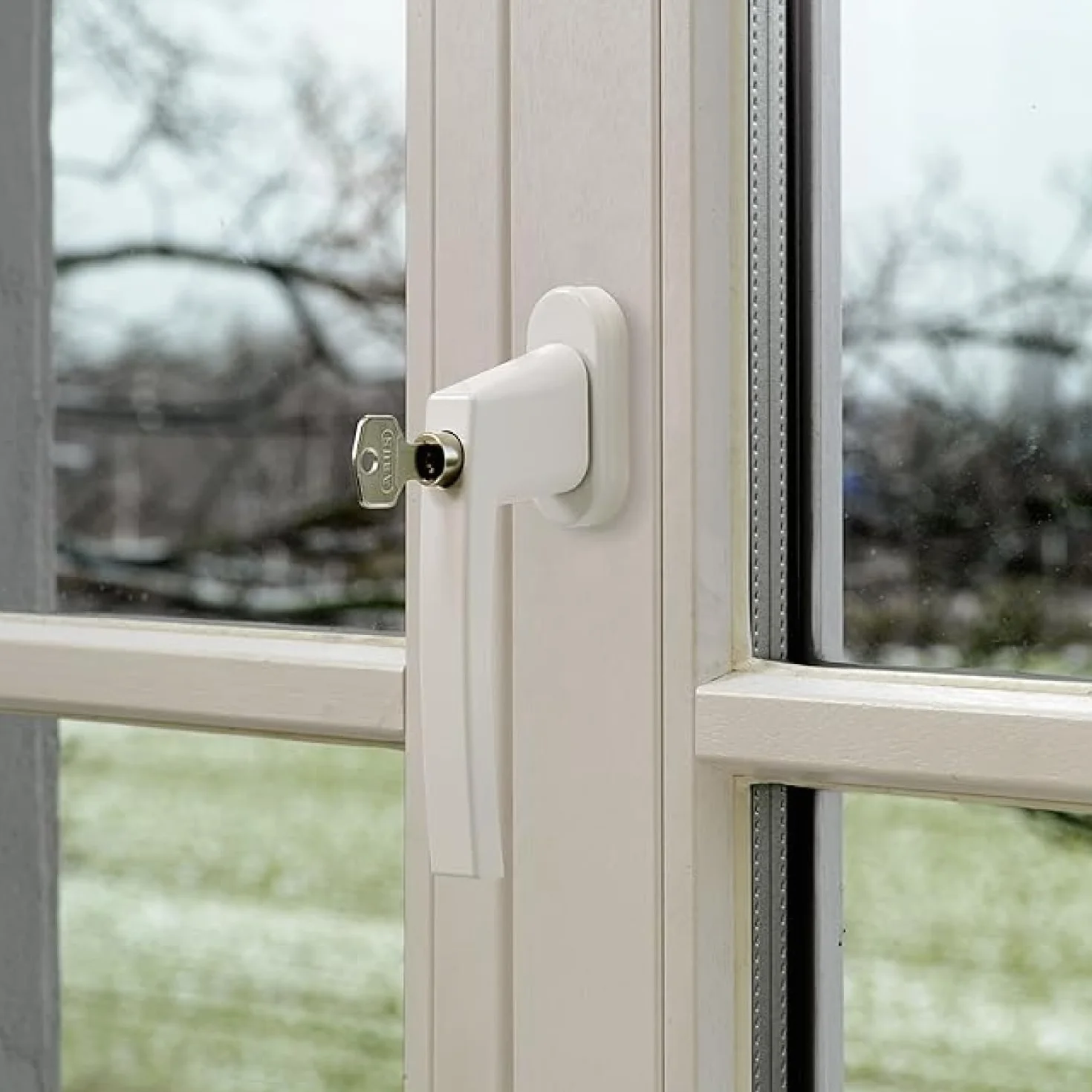 ABUS Zamykana klamka okienna FG210 AB210 – gałka okienna z cylindrem ciśnieniowym, równocześnie zamykająca – poziom bezpieczeństwa 3 – 59487 – biała