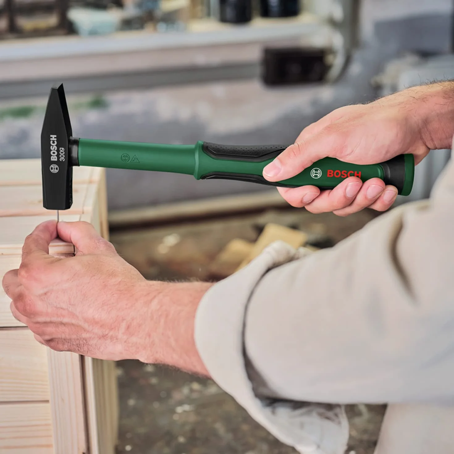 Bosch Młotek inżynierski 300 g (komfortowy trzonek z miękką okładziną Softgrip i rdzeniem z włókna szklanego, wytrzymała stal wysokowęglowa, płynność i siła uderzeń, niski poziom drgań)