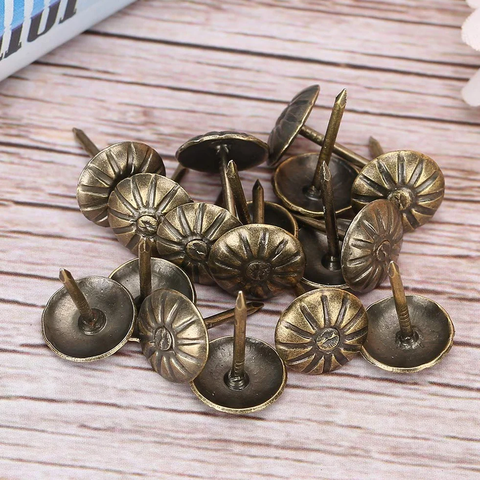 500 szt. 11 x 16 mm gwoździe do mebli akcesoria tapicerskie chryzantema wzór retro brązowe żelazne gwoździe do sofy korka stała dekoracja