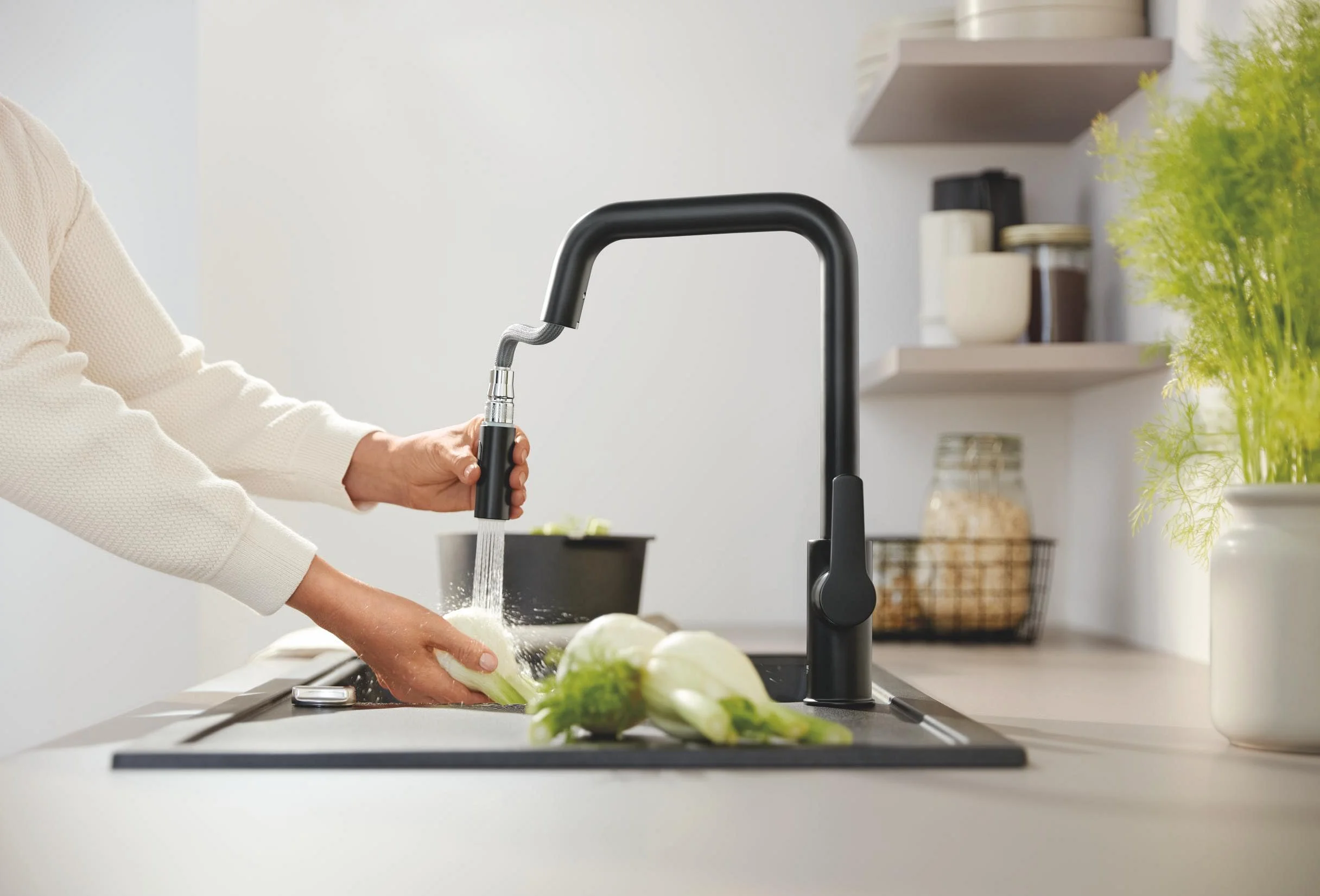 GROHE Start QuickFix – wyciągana bateria kuchenna z podwójnym natryskiem (wysoka wylewka U, obszar obrotu 360°, wkład ceramiczny 28 mm, ogony 3/8 cala), łatwy montaż dzięki GROHE QuickMount, czarny