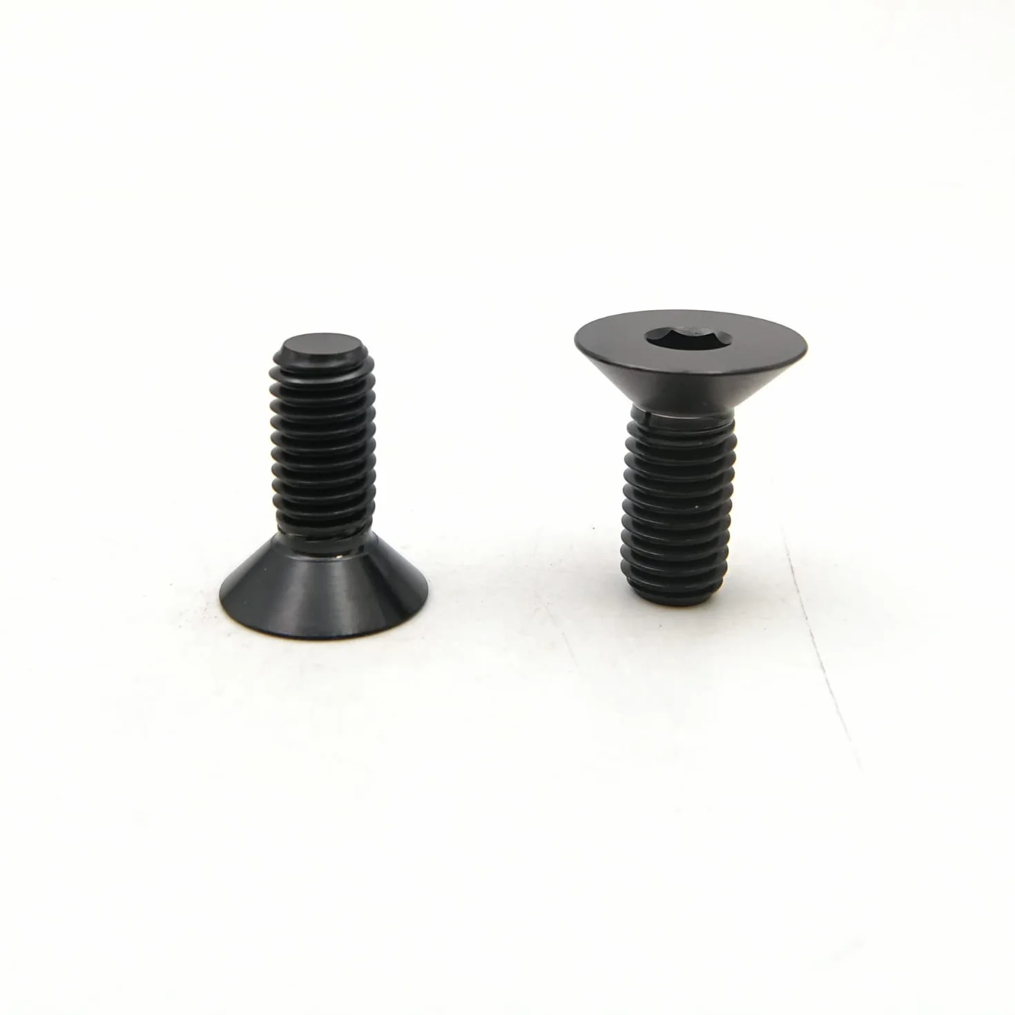 RISON wkręty z łbem sześciokątnym GR5, z płaskim łbem stożkowym, M4 x 0,7 x 15 mm, wkręty z łbem stożkowym, z tytanu, do roweru MTB, 5 sztuk