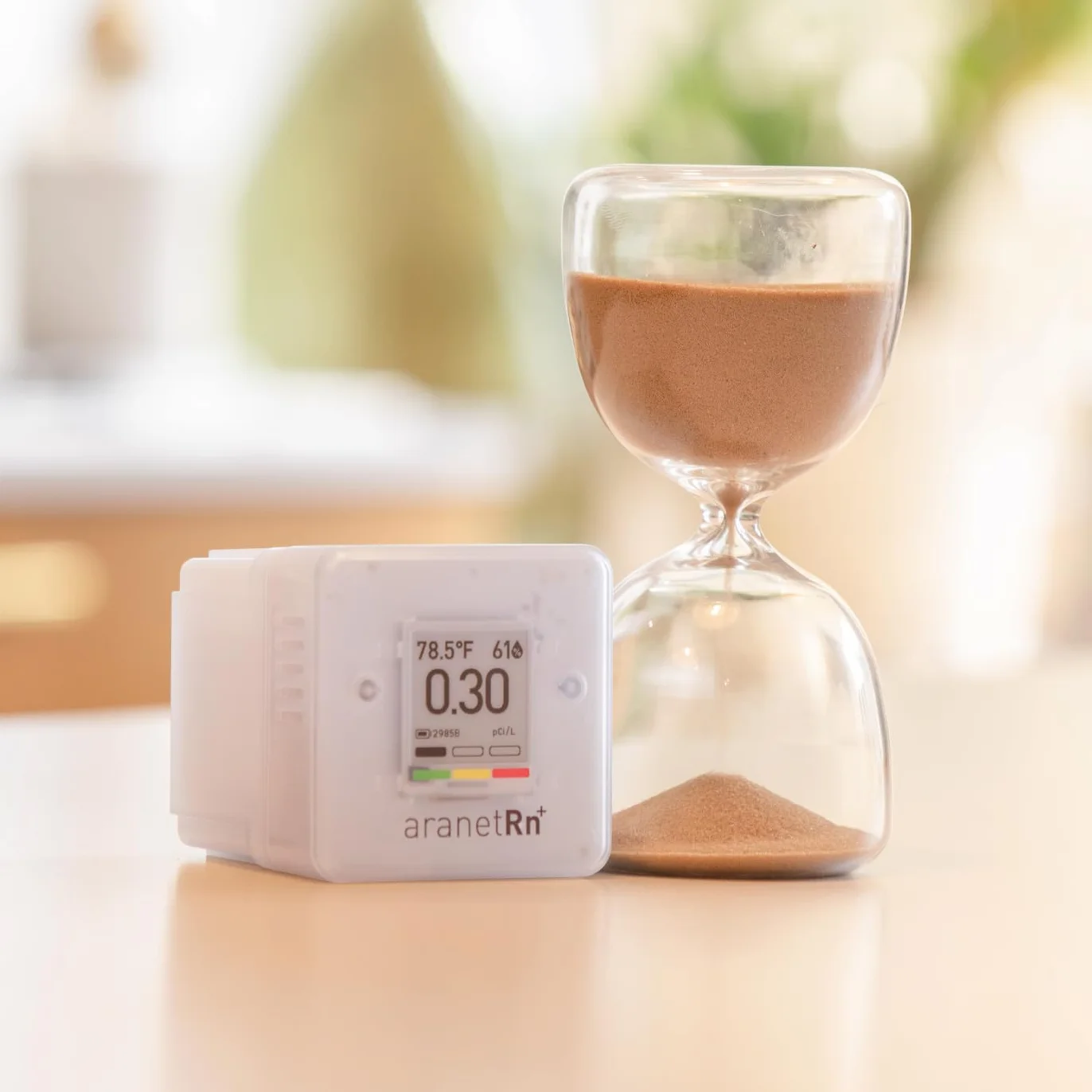 SAF Aranet Home Radon Detector : Pomiar 10 min, temperatura, wilgotność względna, ciśnienie, wyświetlacz e-Ink, 7-letnia bateria, przenośny z bezpłatną aplikacją